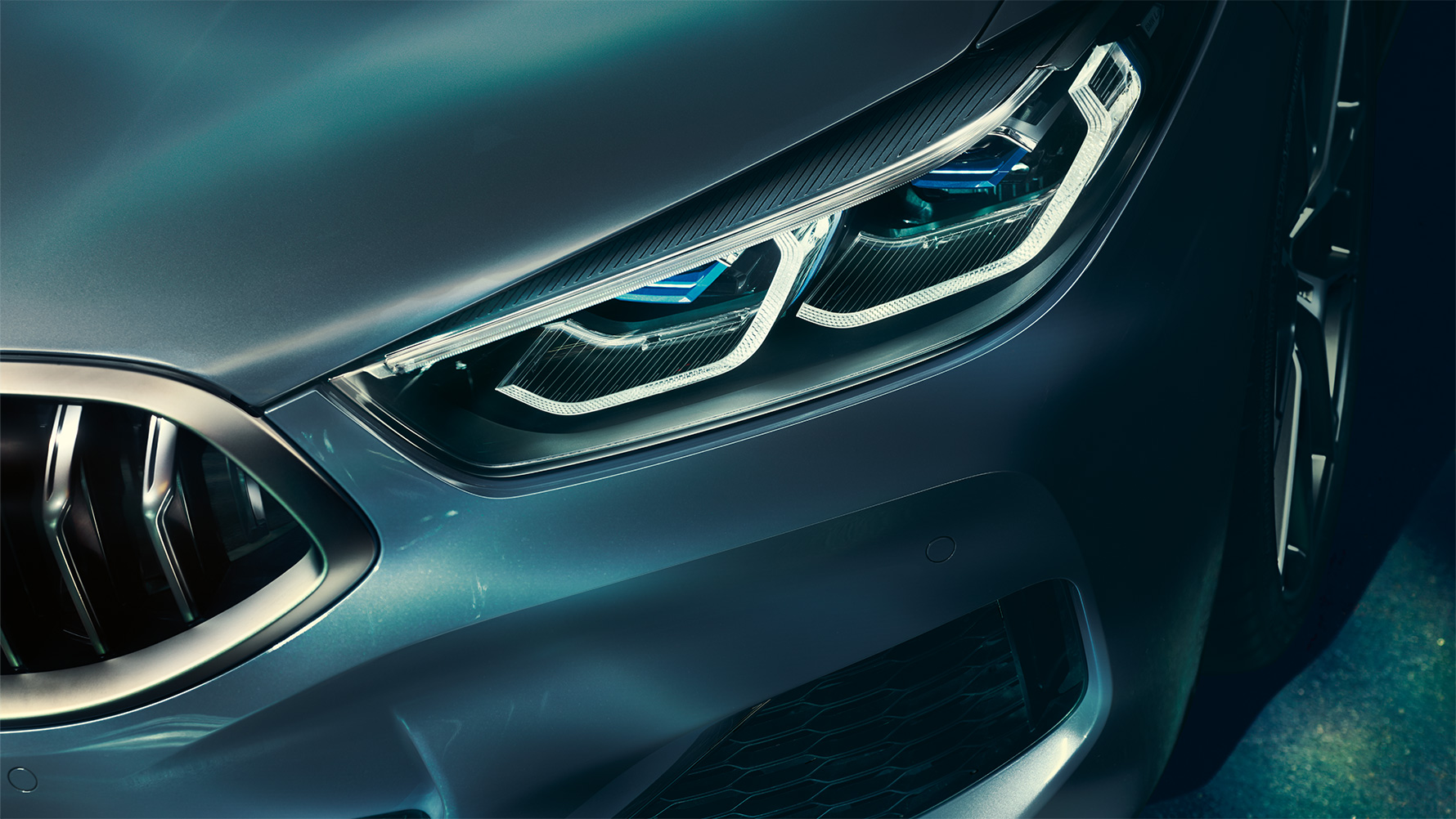 8-as BMW, lézeres fényszóró Közeli felvétel a BMW 8-as Coupé elején lévő lézeres fényszóróról