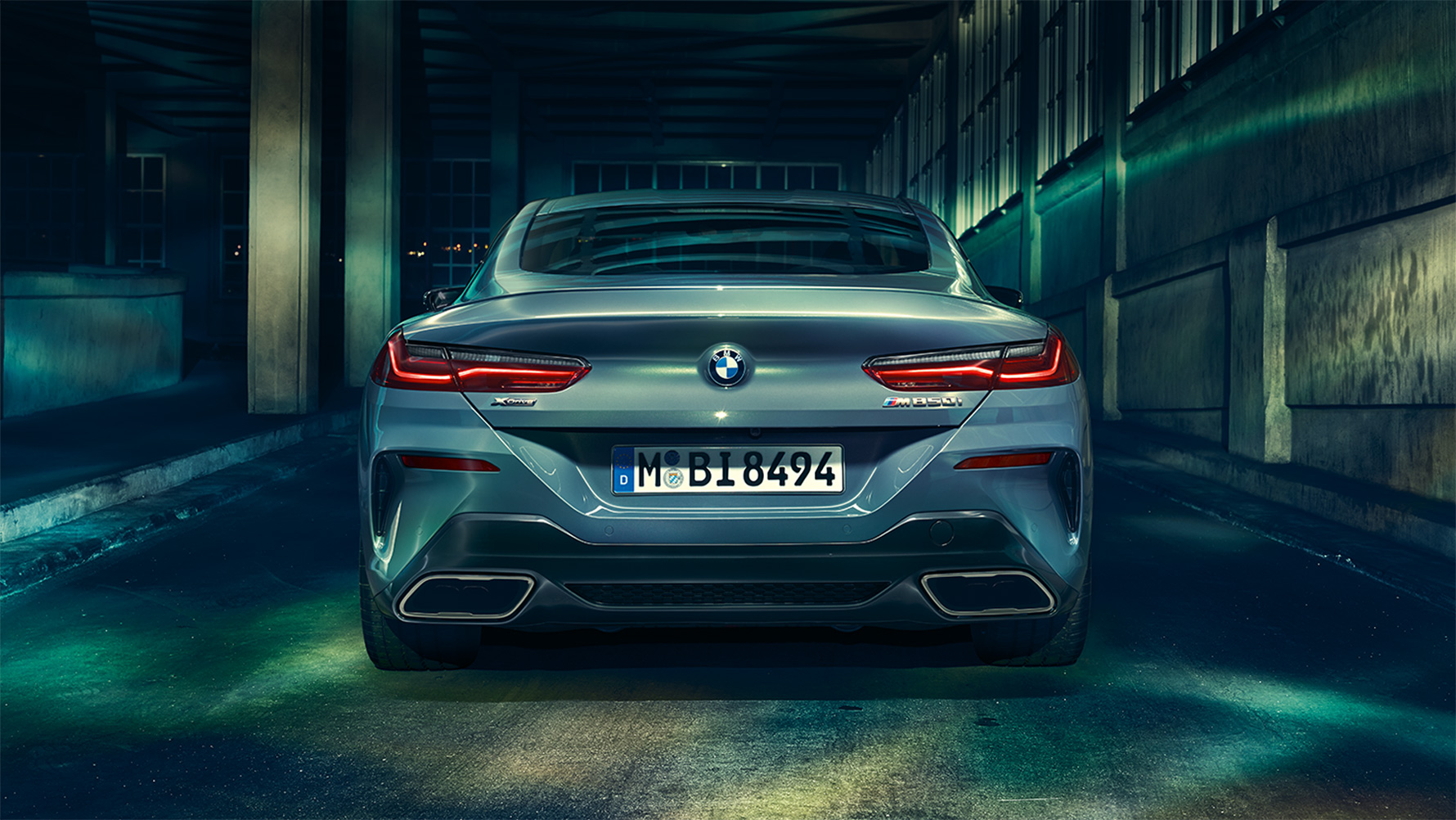 BMW 8-as Coupé, hátulnézet A BMW 8-as Coupé hátulnézetből, városi környezetben.