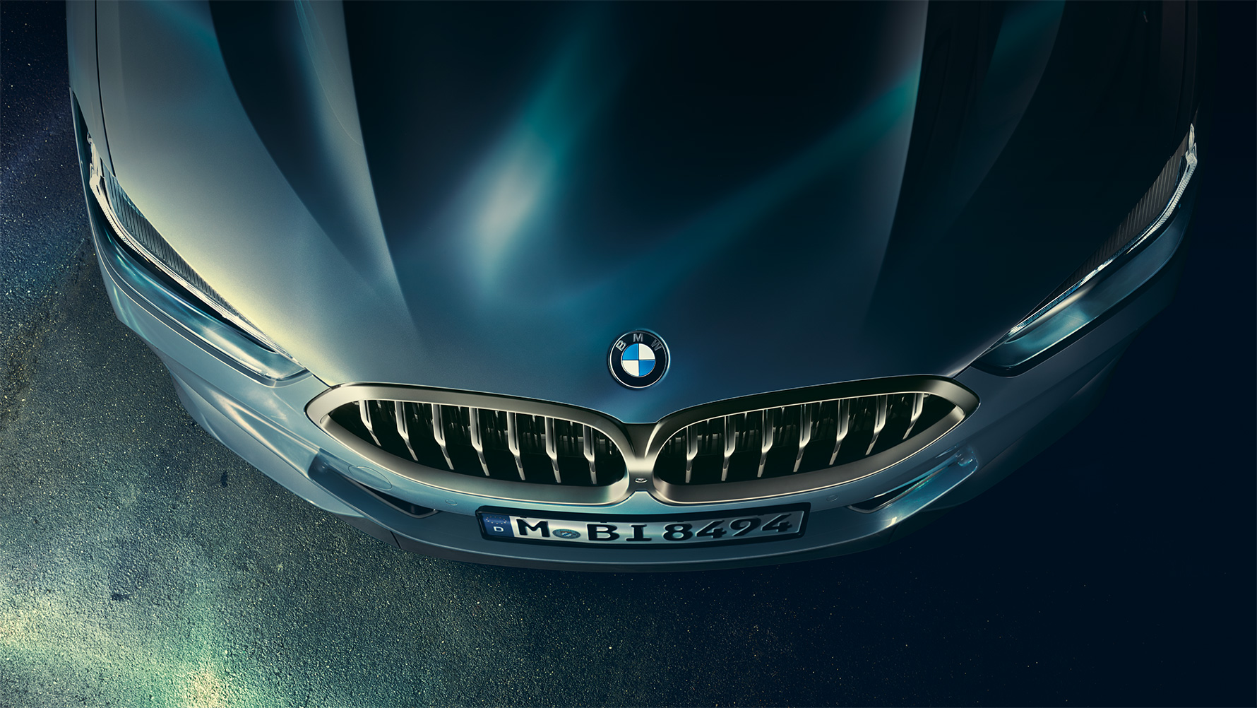 BMW 8-as Coupé, motorháztető Közeli felvétel a BMW 8-as Coupé motorháztetőjéről, madártávlatból