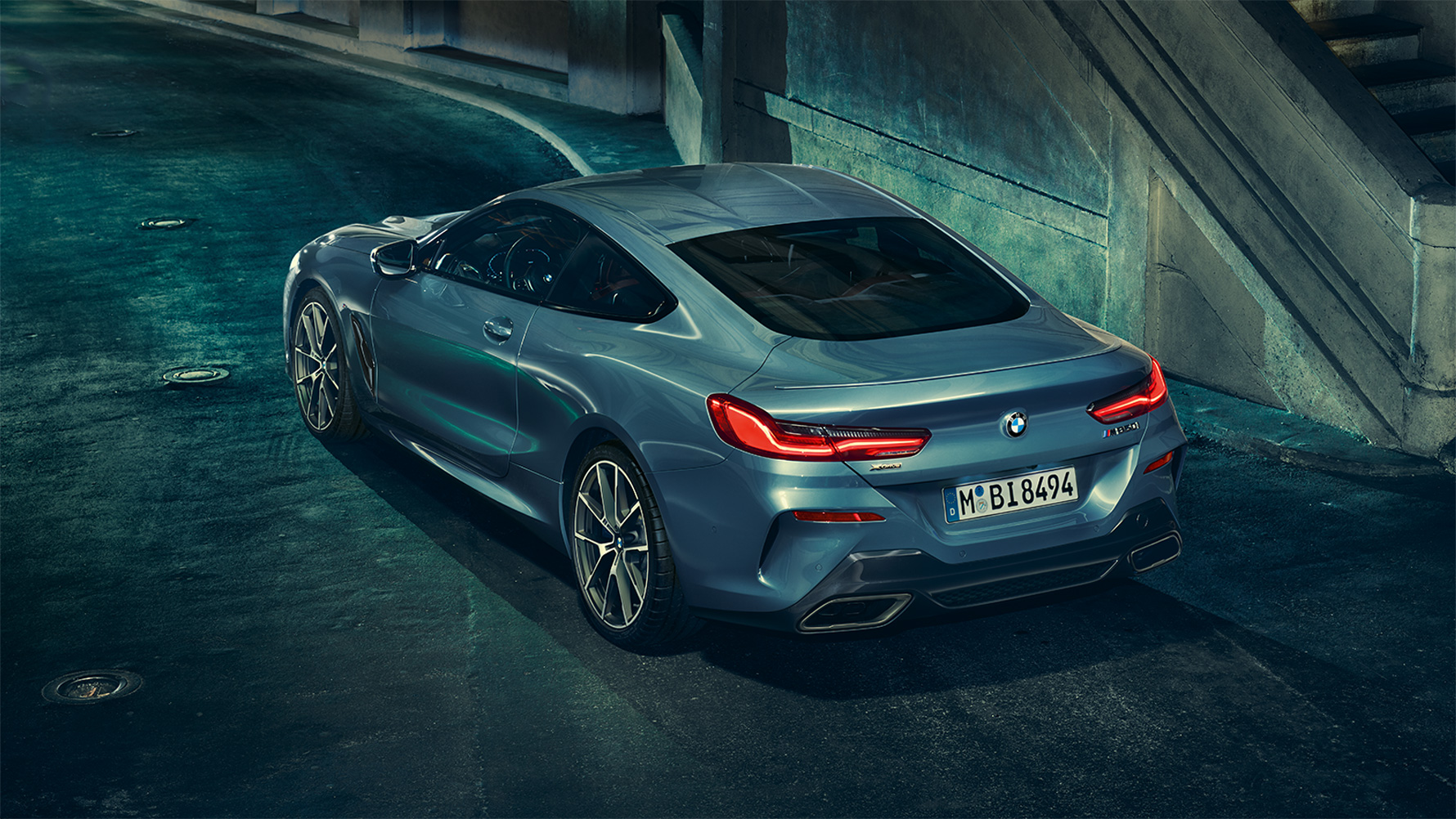 BMW 8-as Coupé, háromnegyedes hátulnézet A BMW 8-as Coupé háromnegyedes hátulnézetből, éjszaka, városi háttér előtt.