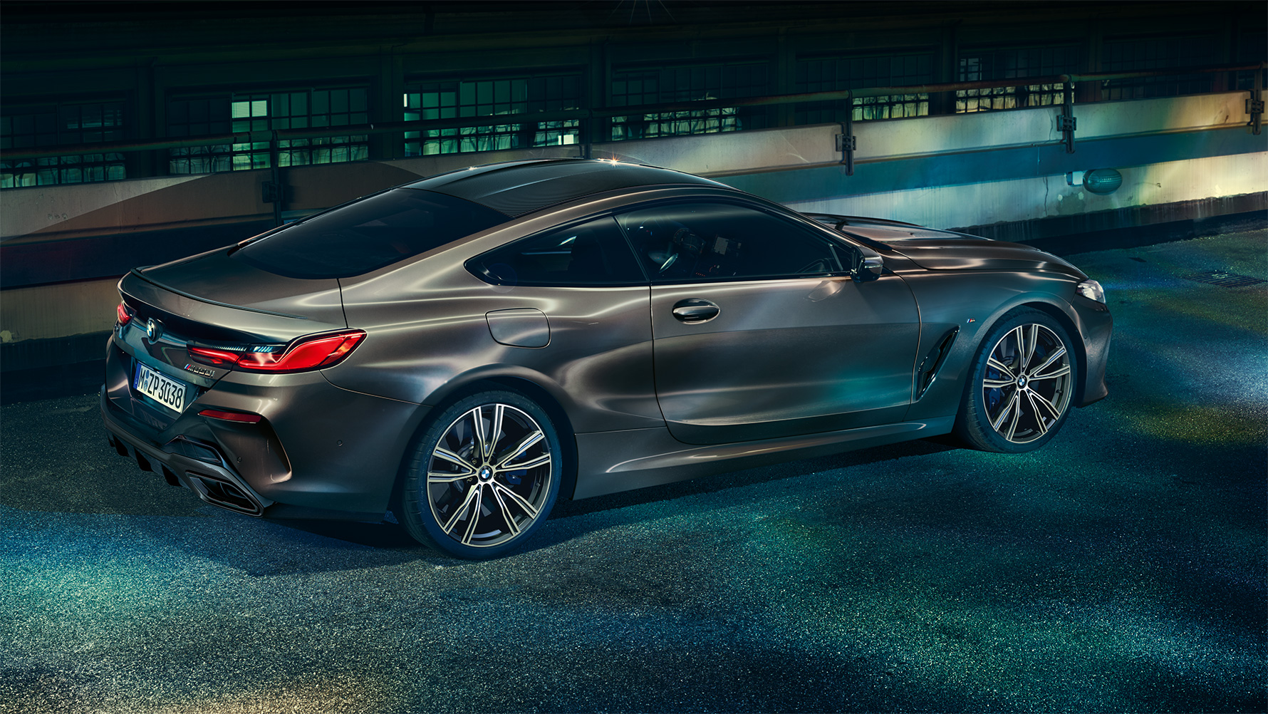 Egy BMW Individual felszereltséggel ellátott BMW 8-as Coupé álló helyzetben, oldalnézetből, városi környezetben, éjszaka Egy BMW Individual felszereltséggel ellátott BMW 8-as Coupé álló helyzetben, oldalnézetből, városi környezetben, éjszaka.