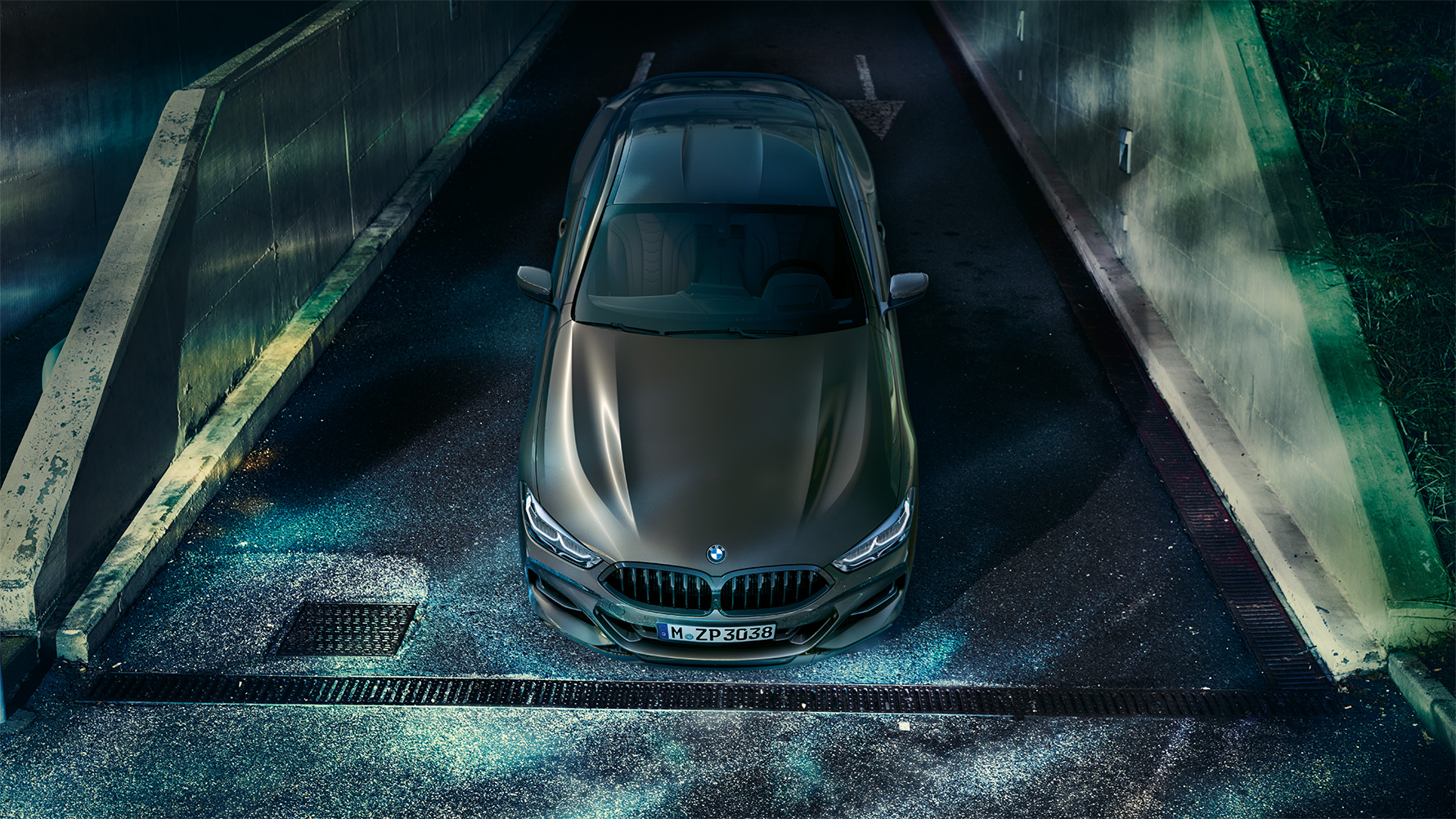 Egy BMW Individual felszereltséggel ellátott BMW 8-as Coupé álló helyzetben, elölnézetből, városi környezetben, éjszaka Egy BMW Individual felszereltséggel ellátott BMW 8-as Coupé álló helyzetben, elölnézetből, városi környezetben, éjszaka.