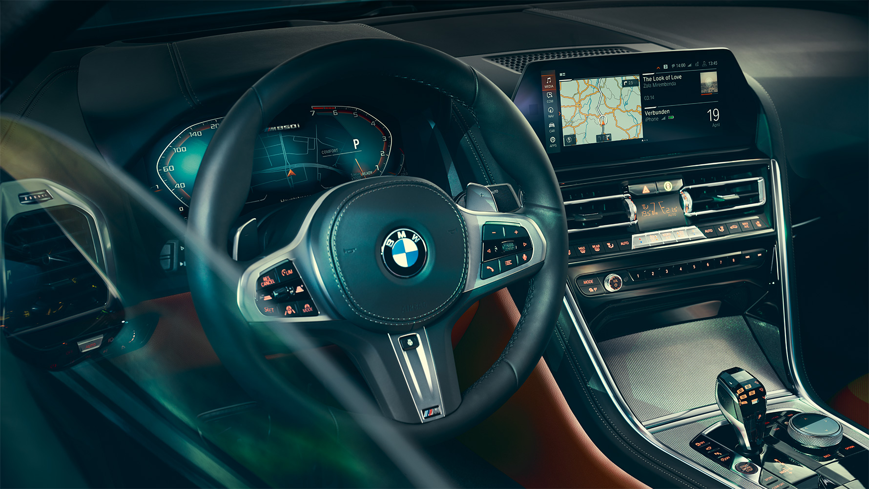 BMW 8-as Coupé, műszerfal Közeli felvétel a BMW 8-as Coupé belső teréről, fókuszban a kormánykerékkel.