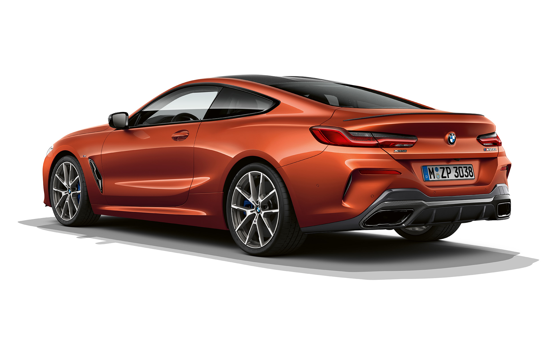 BMW 8-as Coupé, Sunset narancs metál Egy Sunset narancs metálfényezésű BMW 8-as Coupé áll fehér háttér előtt.