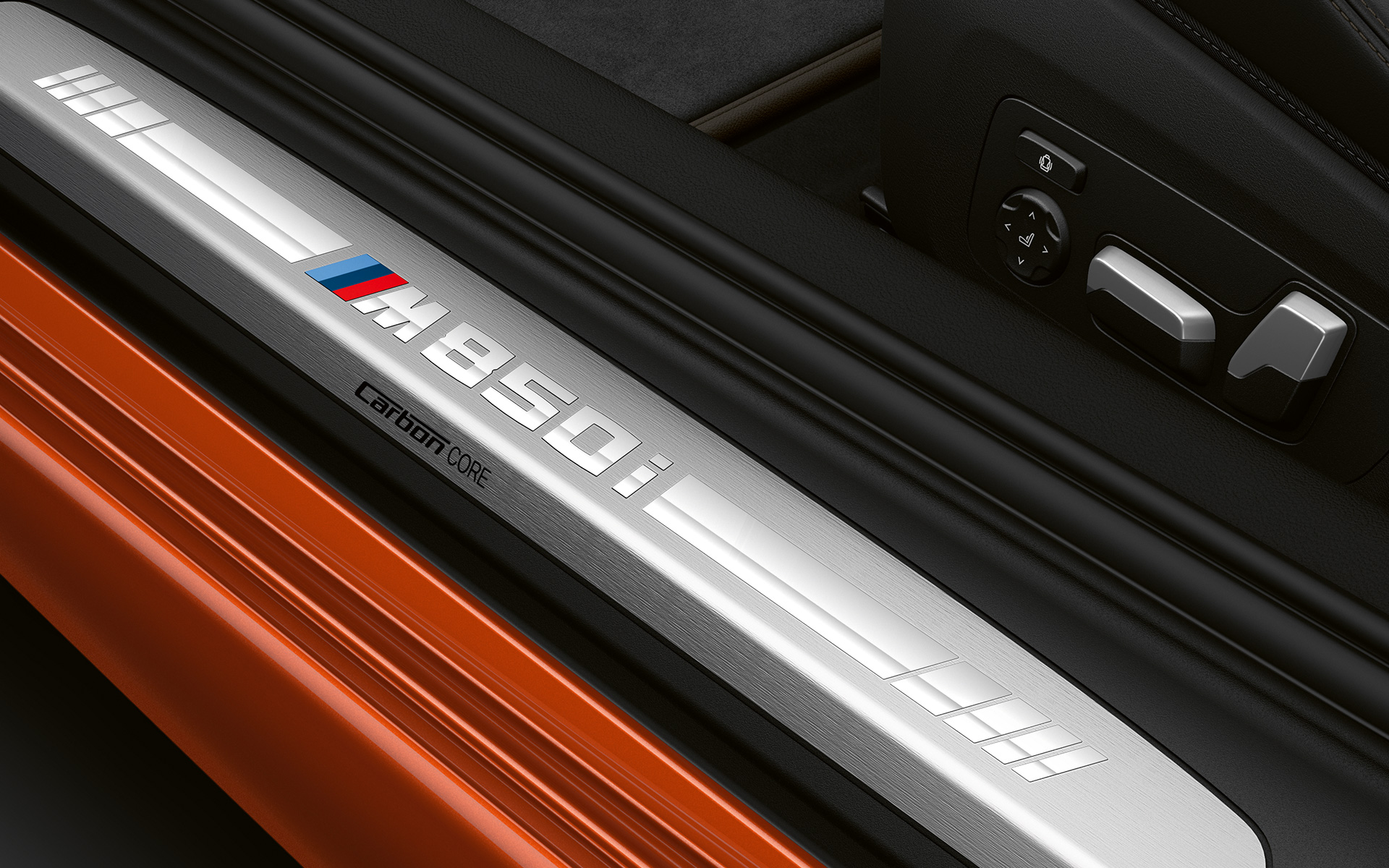 BMW 8-as Coupé, M850i ajtóküszöb Közeli felvétel egy BMW 8-as Coupé „M850i” felirattal ellátott ajtóküszöbéről.
