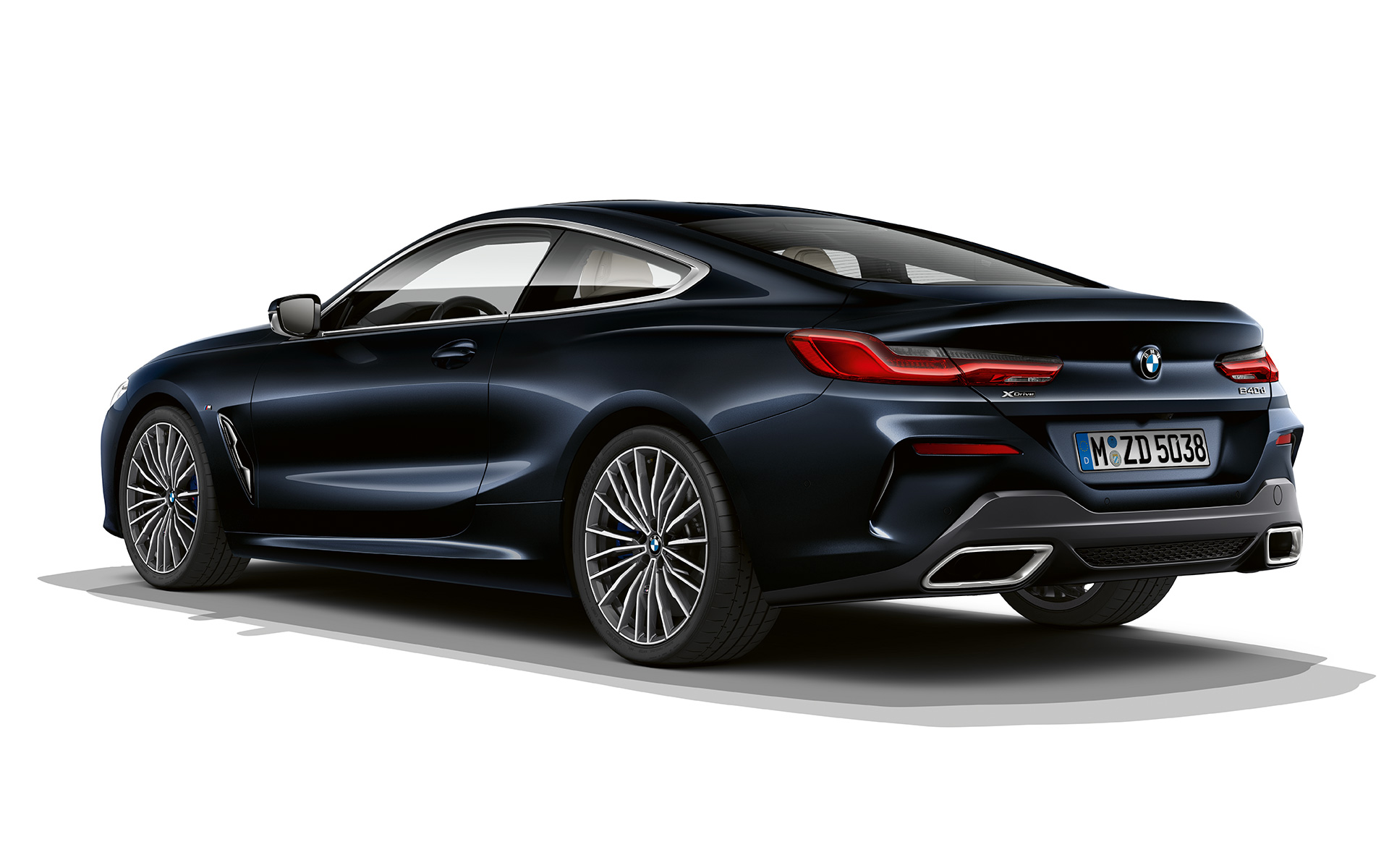 BMW 8-as Coupé, Karbonfekete metál Egy Karbonfekete metálfényezésű BMW 8-as Coupé áll fehér háttér előtt.