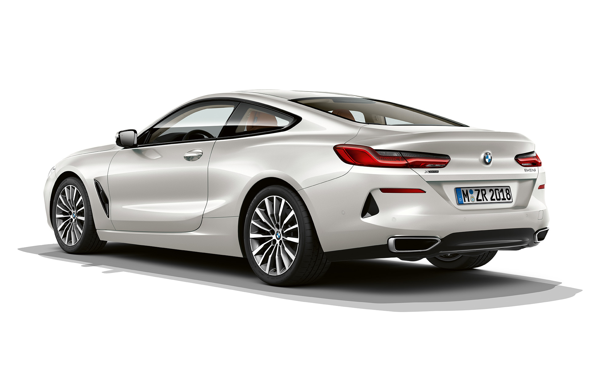 BMW 8-as Coupé, Kristály fehér metál Egy Kristály fehér metálfényezésű BMW 8-as Coupé áll fehér háttér előtt.
