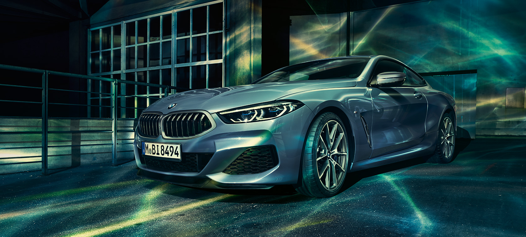 8-as BMW, háromnegyedes elölnézet Egy városi környezetben álló BMW 8-as Coupé háromnegyedes elölnézete.