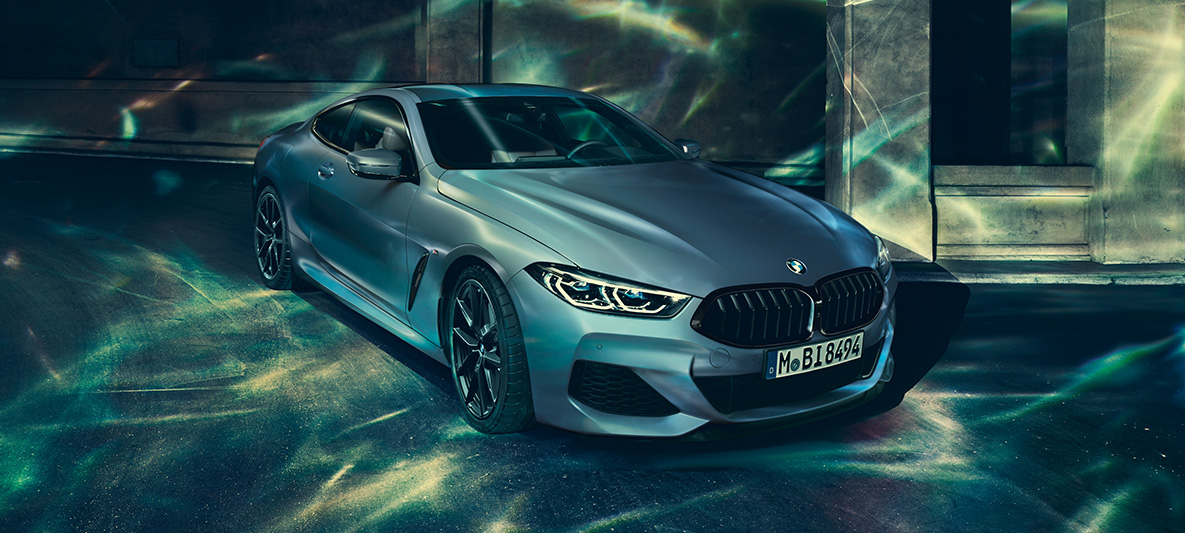BMW M850i Coupé First Edition, háromnegyedes elölnézet Egy álló BMW M850i Coupé First Edition háromnegyedes elölnézetből, városi környezetben.
