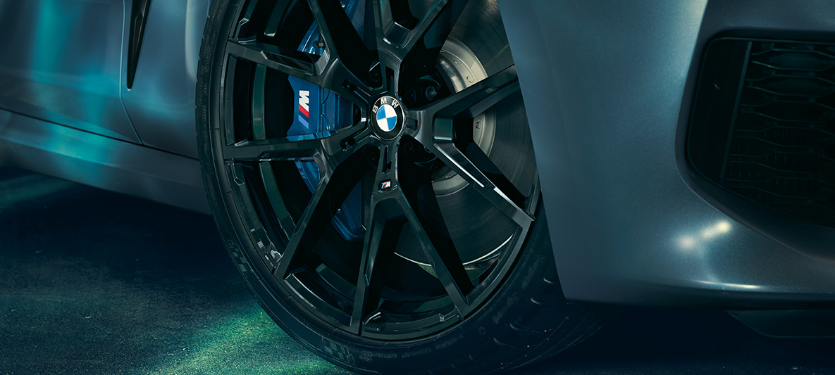 BMW M850i Coupé First Edition, a kerék közelről A BMW M850i Coupé First Edition 20” méretű könnyűfém keréktárcsája