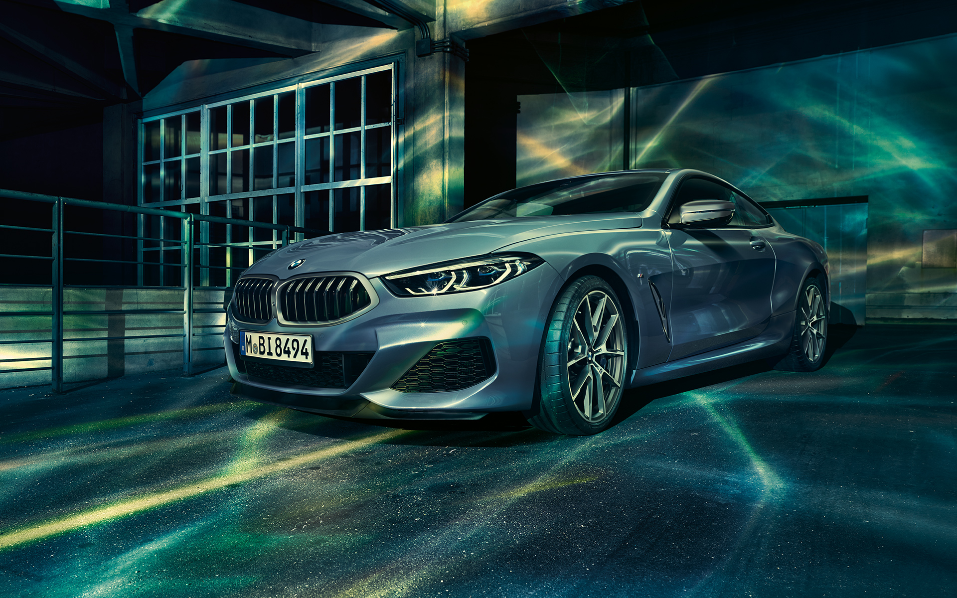 BMW 8-as Coupé, háromnegyedes jobb első nézet Egy álló BMW 8-as Coupé háromnegyedes jobb elölnézetből, városi környezetben.