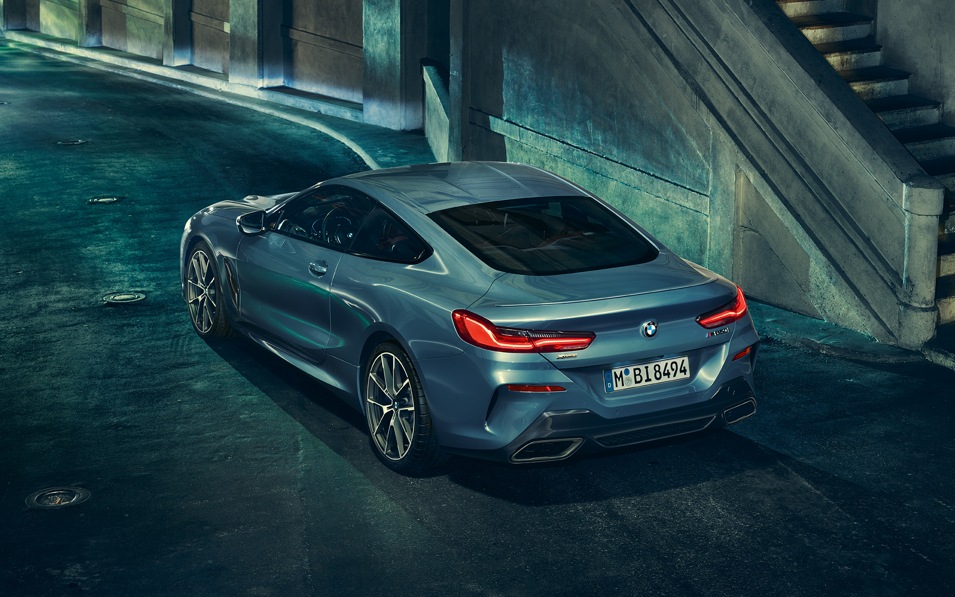 BMW 8-as Coupé, háromnegyedes bal hátsó nézet Egy álló BMW 8-as Coupé háromnegyedes bal hátsó nézetből, városi környezetben.