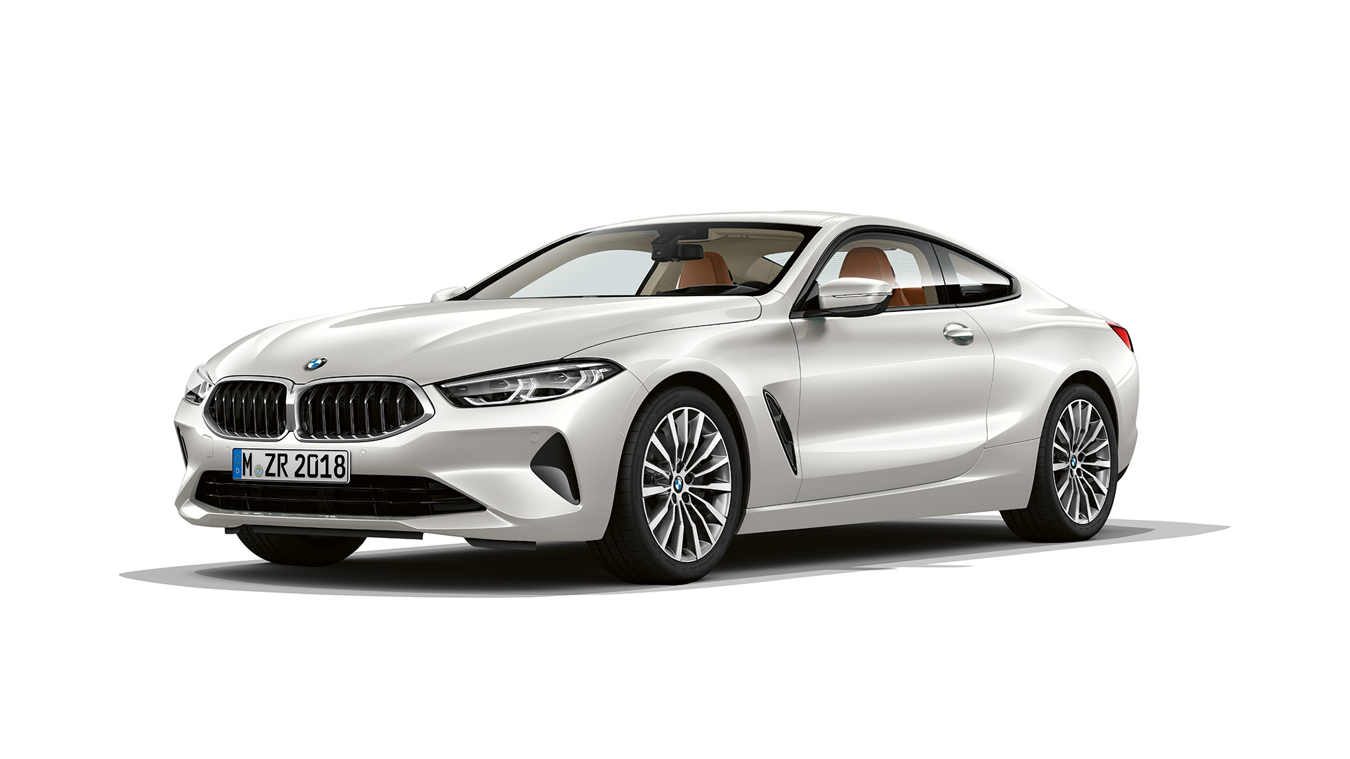 BMW 8 Coupé, háromnegyedes elölnézet. Egy Kristály fehér metálfényezésű BMW 8 Coupé háromnegyedes elölnézetből.