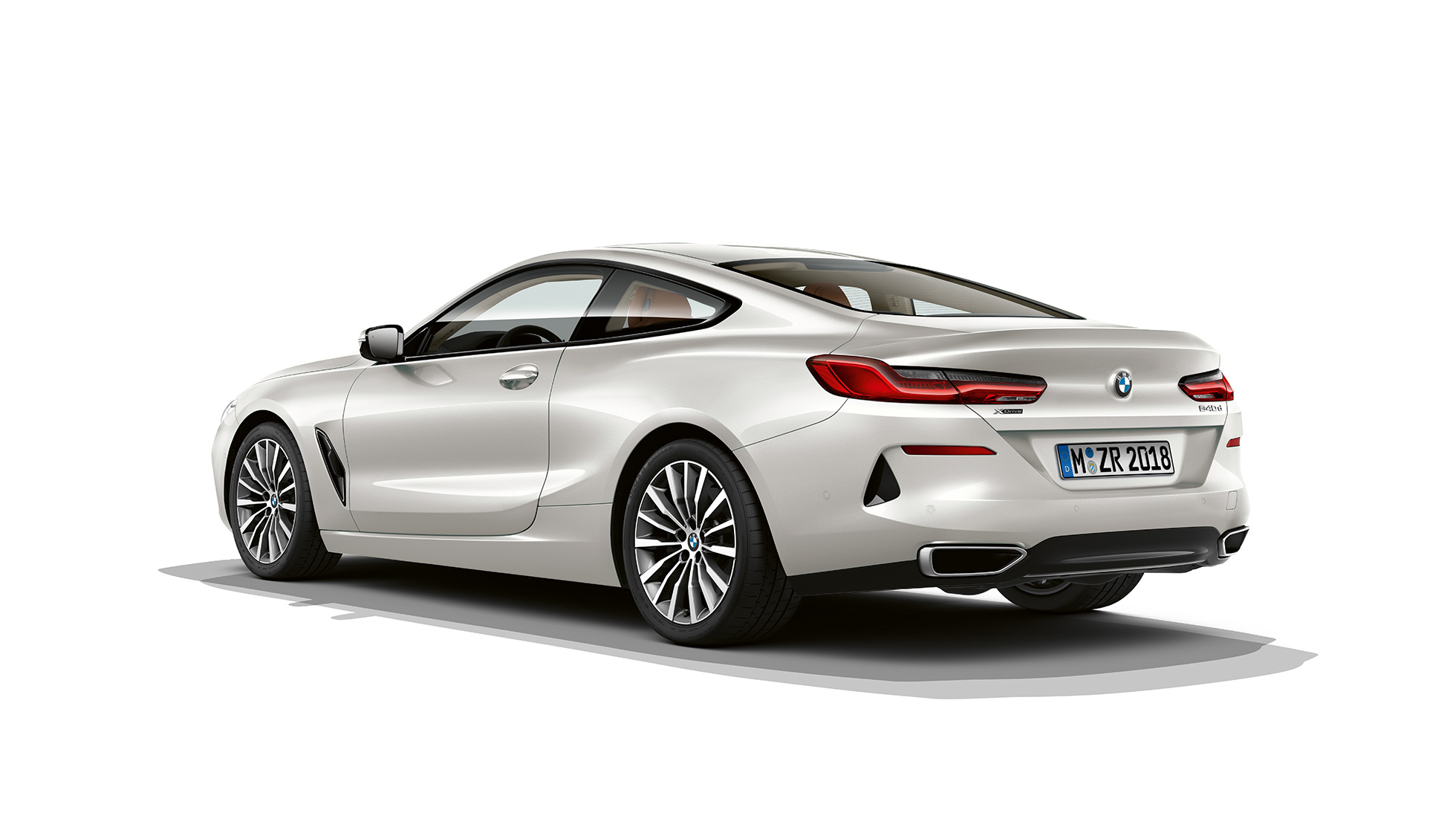 BMW 8 Coupé, háromnegyedes hátulnézet. Egy Kristály fehér metálfényezésű BMW 8 Coupé háromnegyedes hátulnézetből.