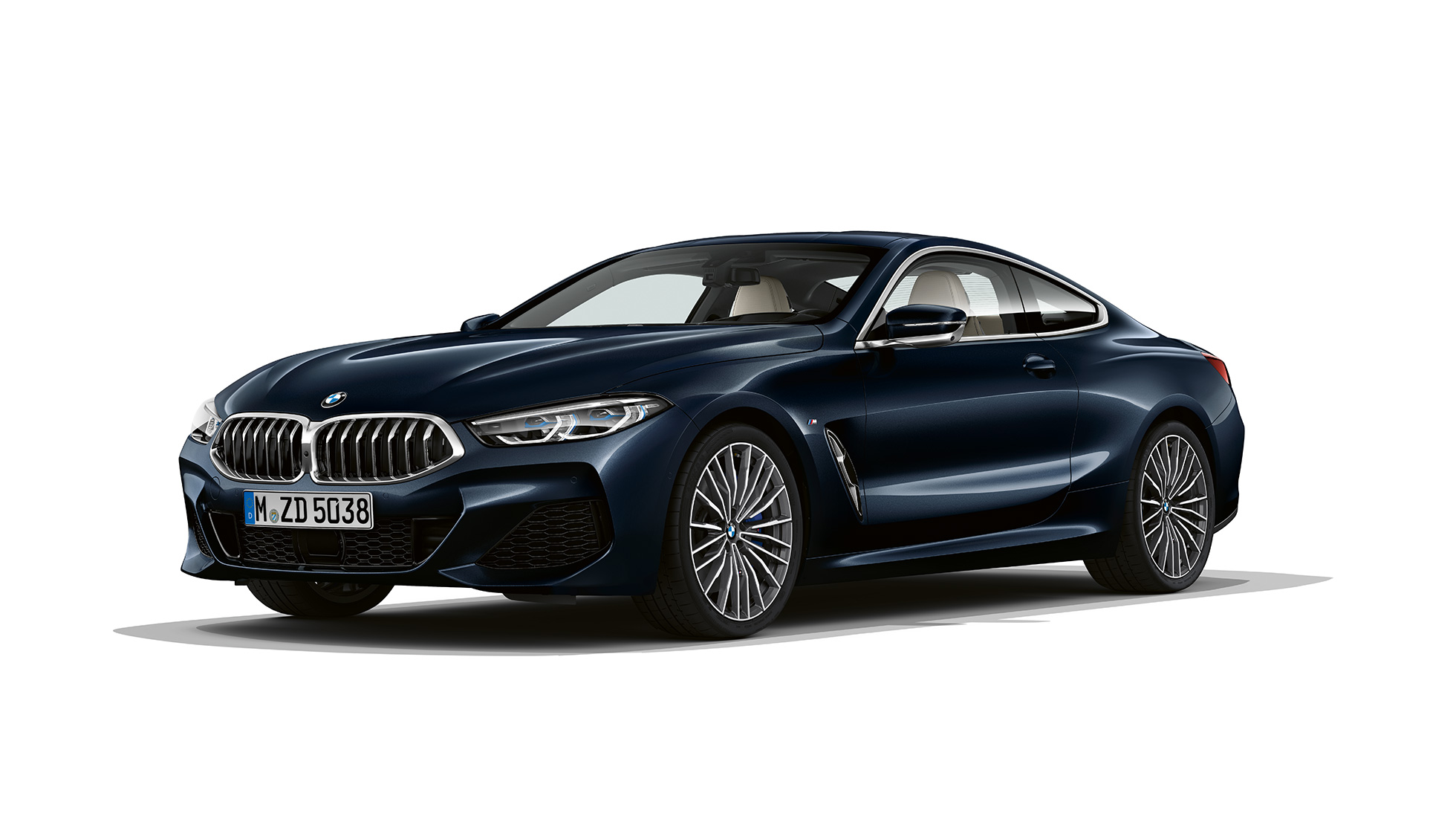 BMW 8 Coupé, háromnegyedes elölnézet. Egy Karbonfekete metálfényezésű BMW 8 Coupé háromnegyedes elölnézetből.