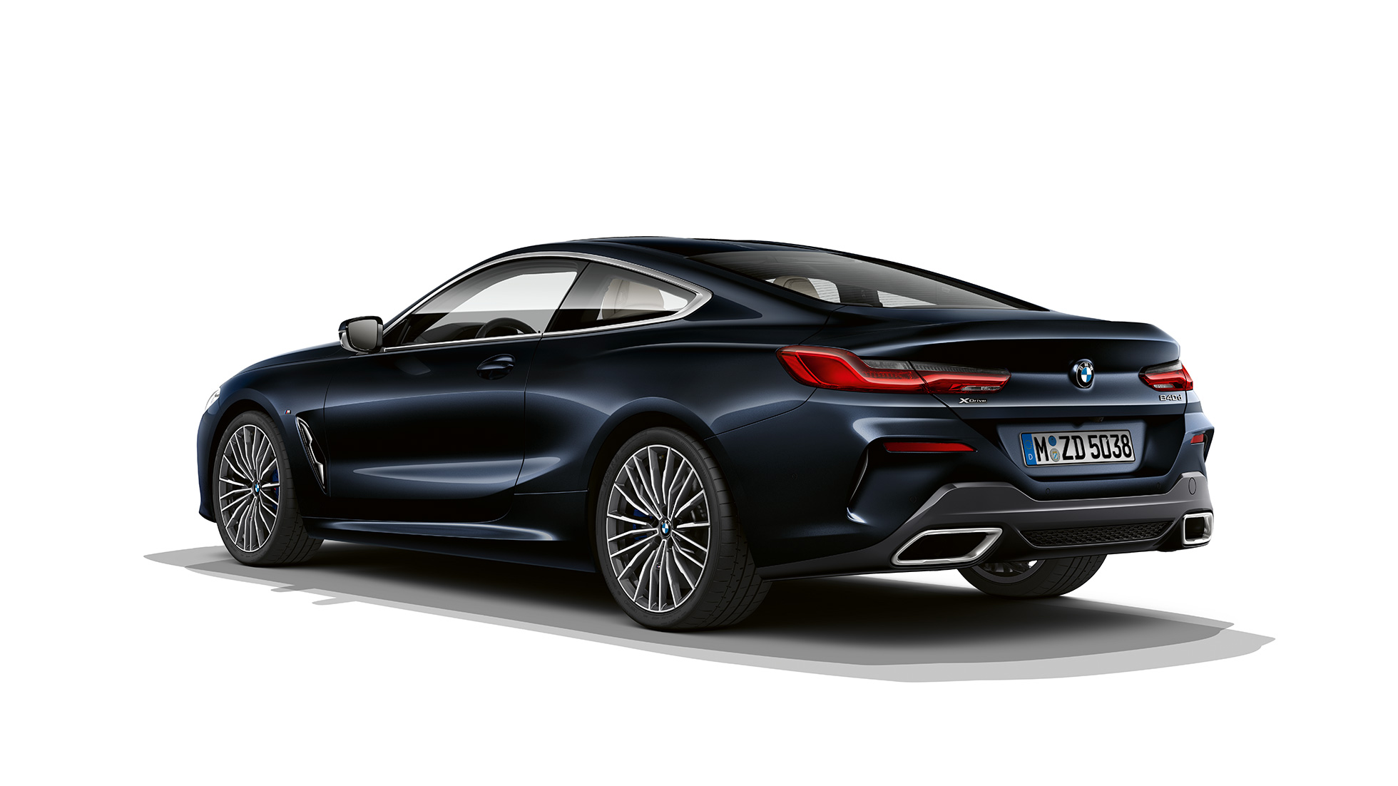 BMW 8 Coupé, háromnegyedes hátulnézet. Egy Karbonfekete metálfényezésű BMW 8 Coupé háromnegyedes hátulnézetből.