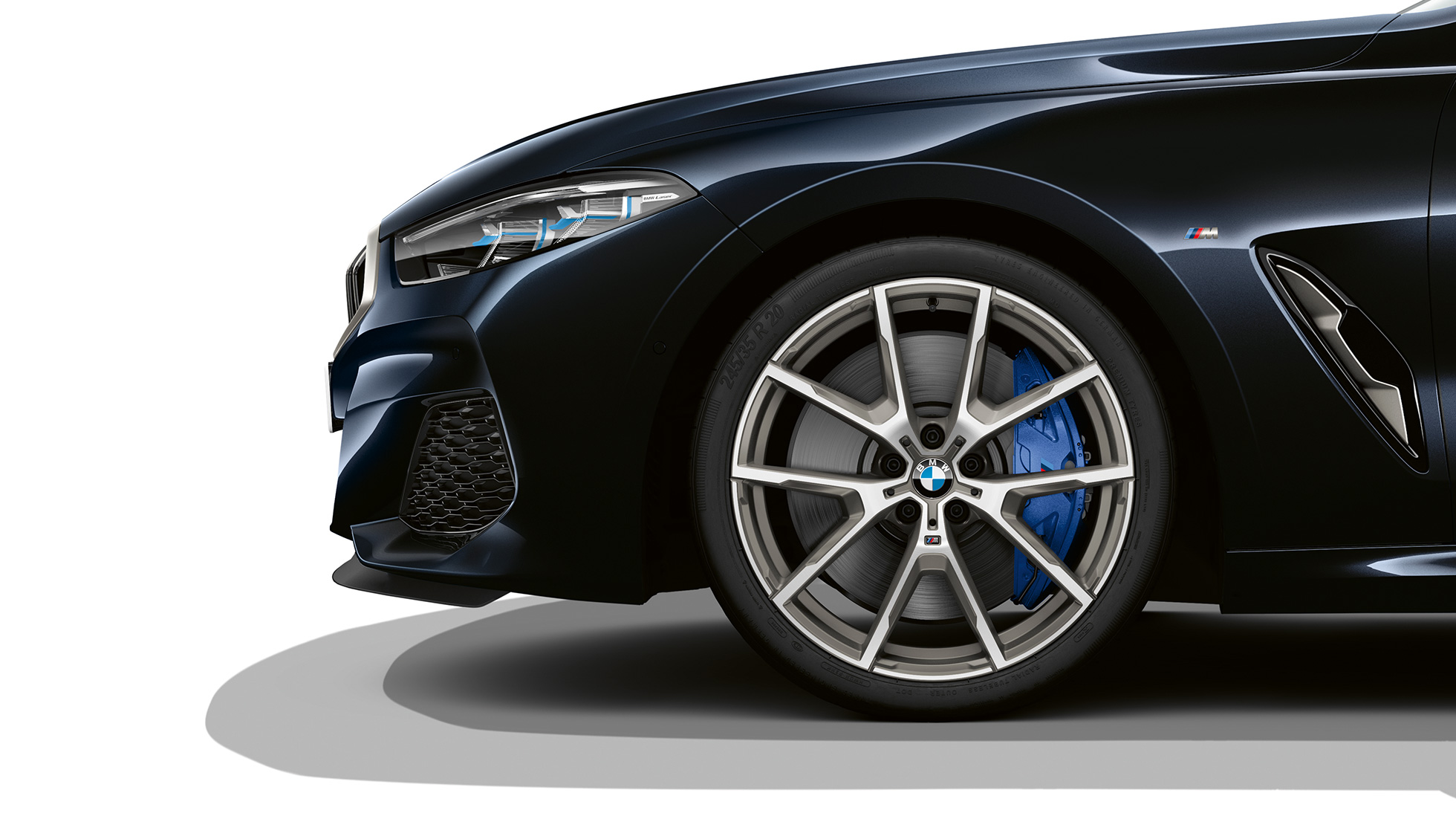 19” M könnyűfém keréktárcsák, duplaküllős 727 M, kétszínű. Egy Karbonfekete metálfényezésű BMW 8 Coupé 19” méretű, kétszínű, duplaküllős 727 M könnyűfém keréktárcsái.