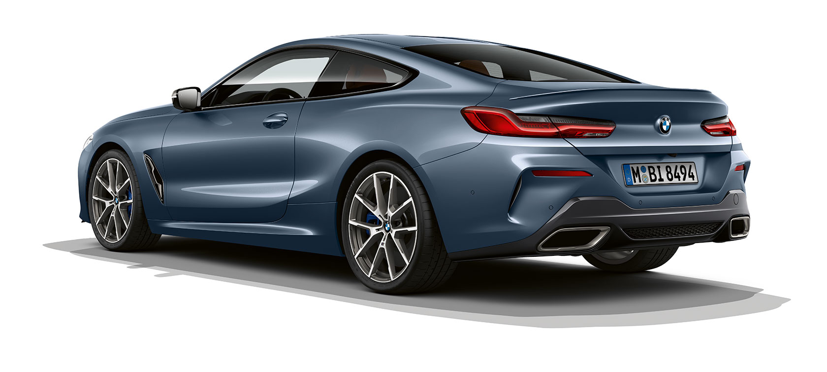 BMW 8 Coupé, Barcelona kék metálfényezés. Egy Barcelona kék metálfényezésű BMW 8 Coupé háromnegyedes hátulnézetből.
