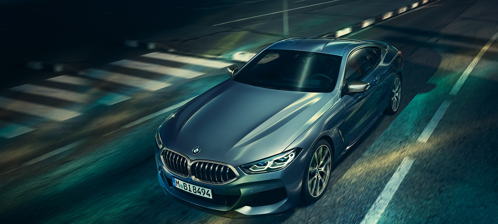 BMW 8 Coupé, háromnegyedes elölnézet. Egy álló BMW 8 Coupé háromnegyedes elölnézetből, a motorháztető látványával.