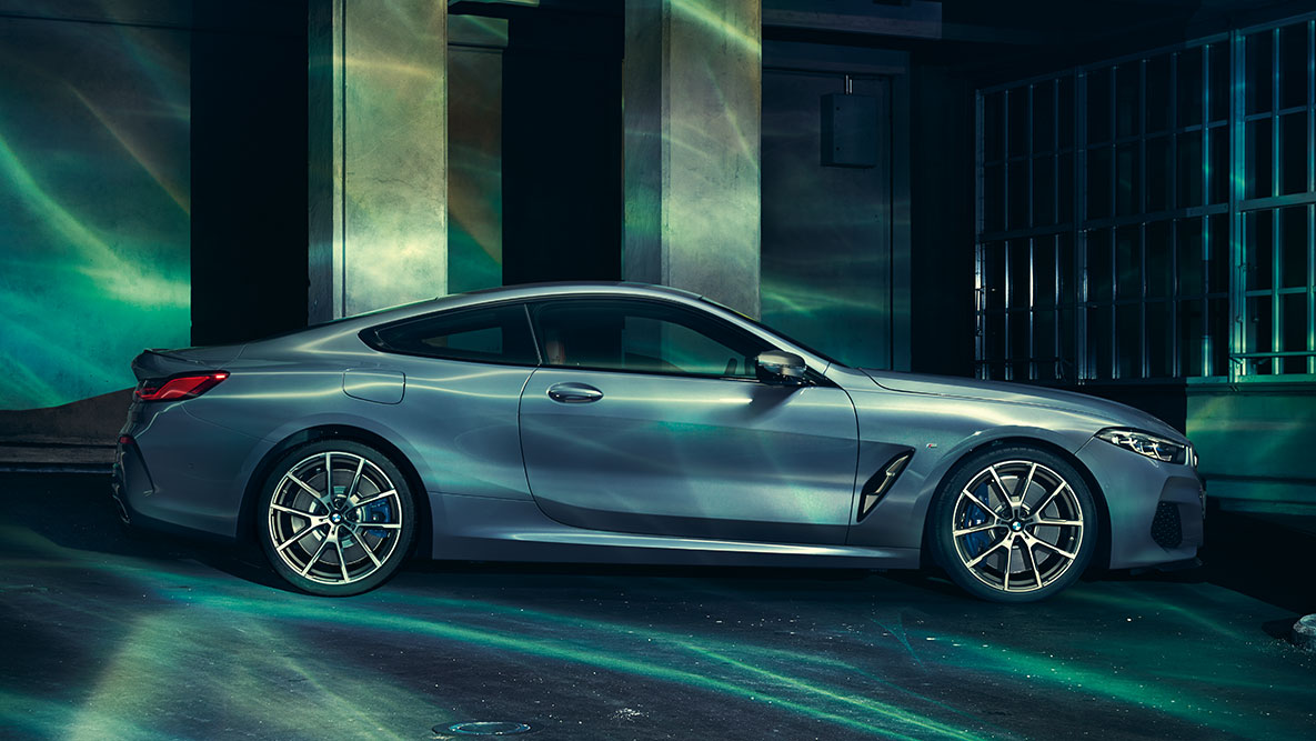 BMW 8 Coupé, oldalnézet. A BMW 8 Coupé oldalnézetből, álló helyzetben, városi környezetben.