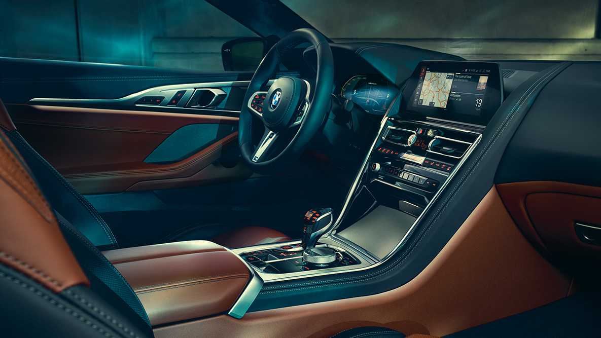 A BMW 8 Coupé belső tere. A BMW 8 Coupé belső tere.