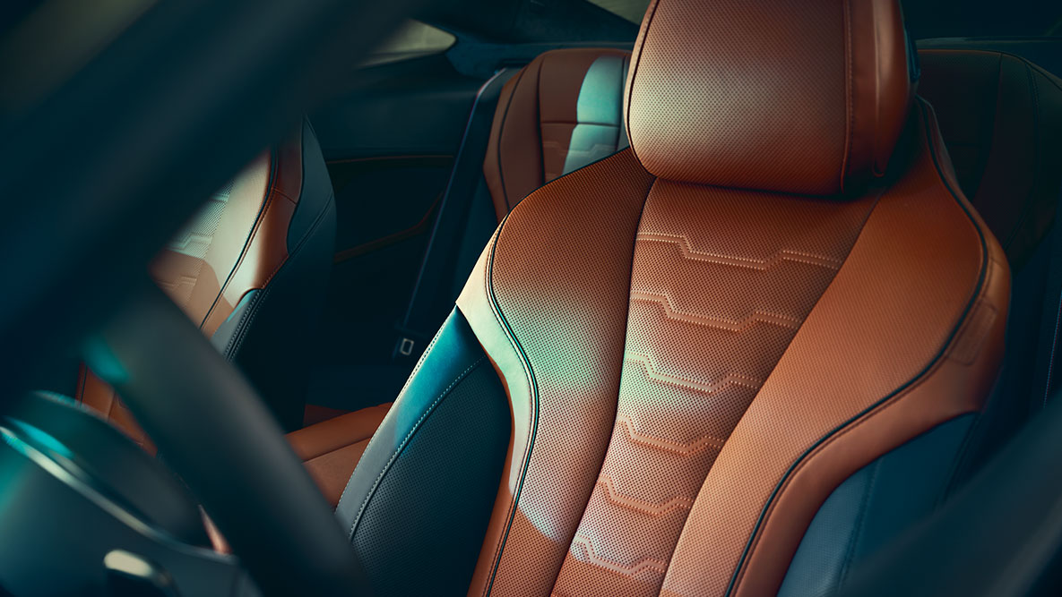 A BMW 8 Coupé multifunkciós ülése. Közeli felvétel a BMW 8 Coupé Merino bőrrel kárpitozott multifunkciós üléséről.