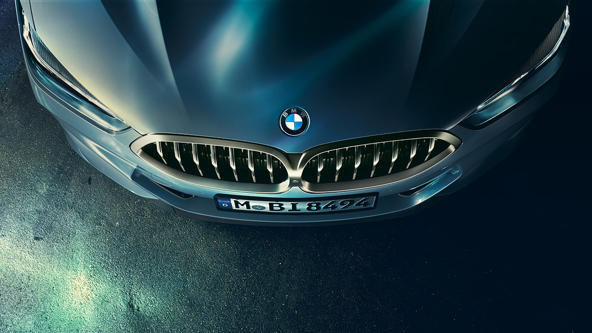 BMW 8 Coupé, motorháztető. Közeli felvétel a BMW 8 Coupé motorháztetőjéről, madártávlatból.
