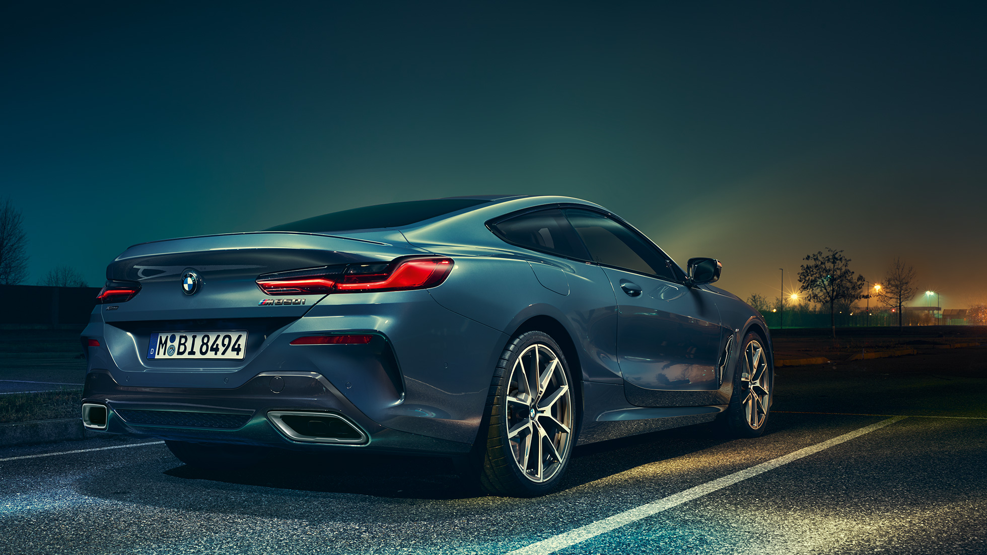 BMW 8 Coupé, háromnegyedes hátulnézet. BMW 8 Coupé, háromnegyedes hátulnézet, éjszakai környezetben.