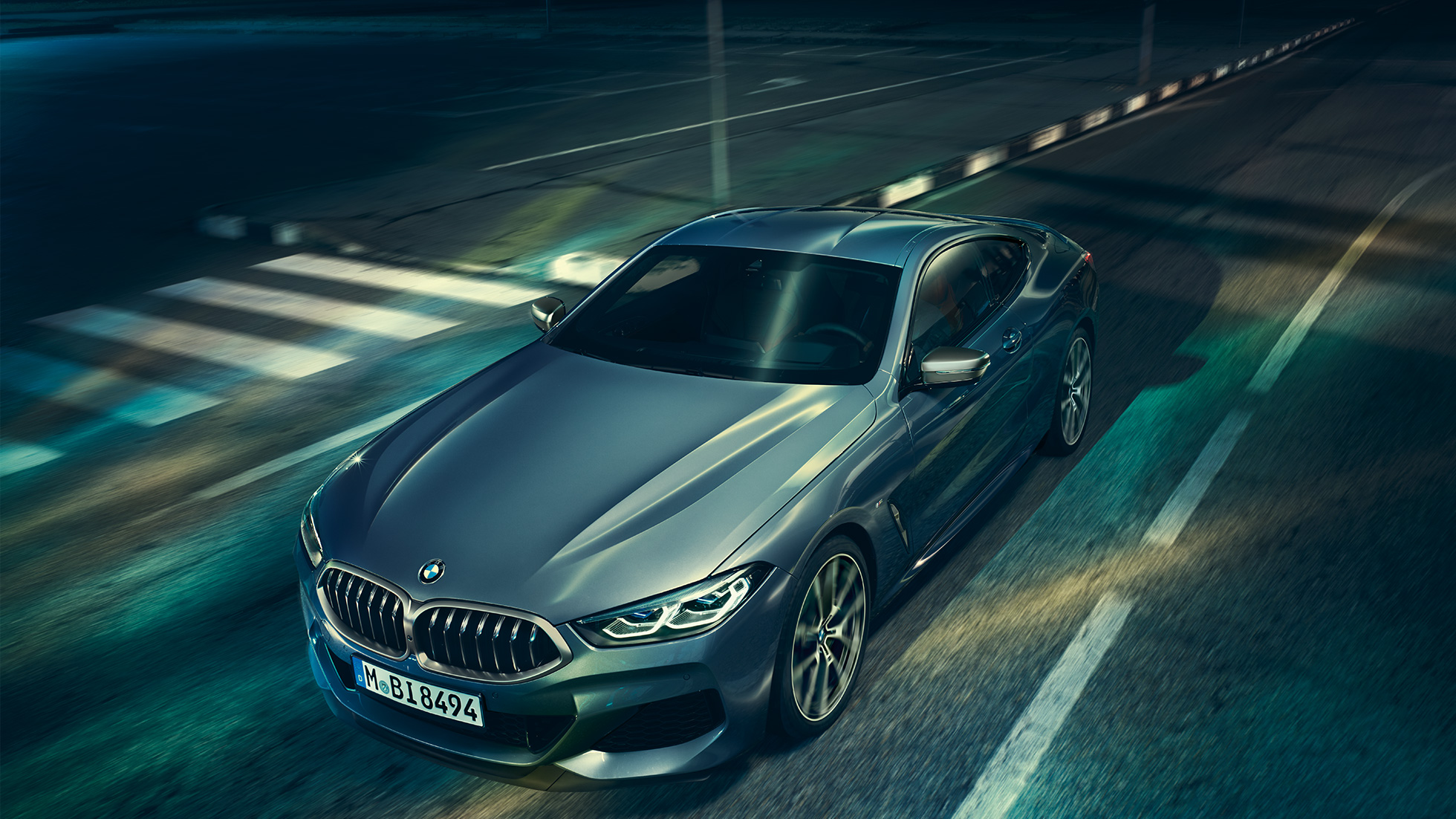 BMW 8 Coupé, háromnegyedes elölnézet. Egy álló BMW 8 Coupé motorháztetője háromnegyedes elölnézetből.