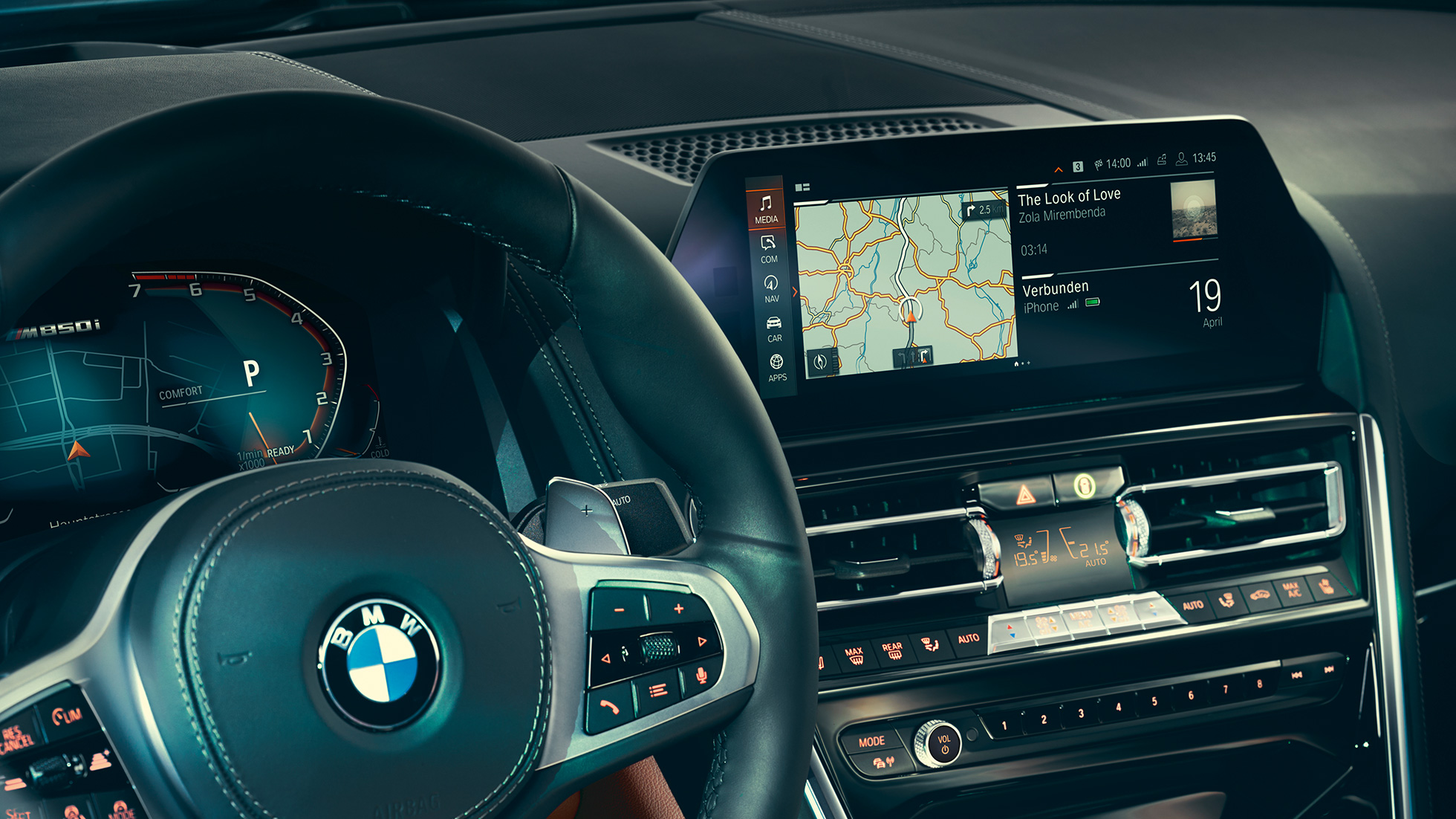 BMW 8 Coupé, műszerfal. A BMW 8 Coupé műszerfala a kormánykerékkel és a központi kijelzővel.