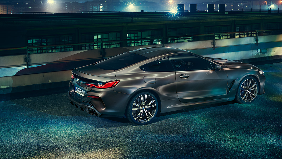 Egy BMW 8 Coupé álló helyzetben. Egy BMW Individual felszereltséggel ellátott BMW 8 Coupé álló helyzetben, oldalnézetből, városi környezetben, éjszaka.
