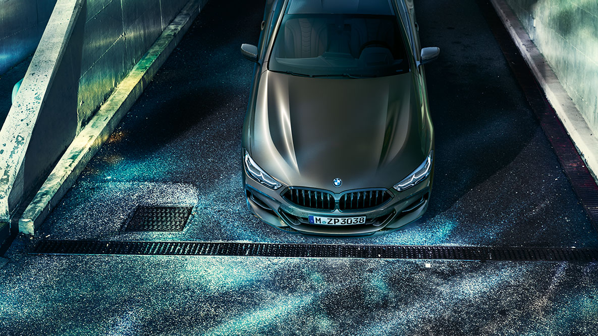 Egy BMW 8 Coupé álló helyzetben, elölnézetből. Egy BMW Individual felszereltséggel ellátott BMW 8 Coupé álló helyzetben, elölnézetből, városi környezetben, éjszaka.