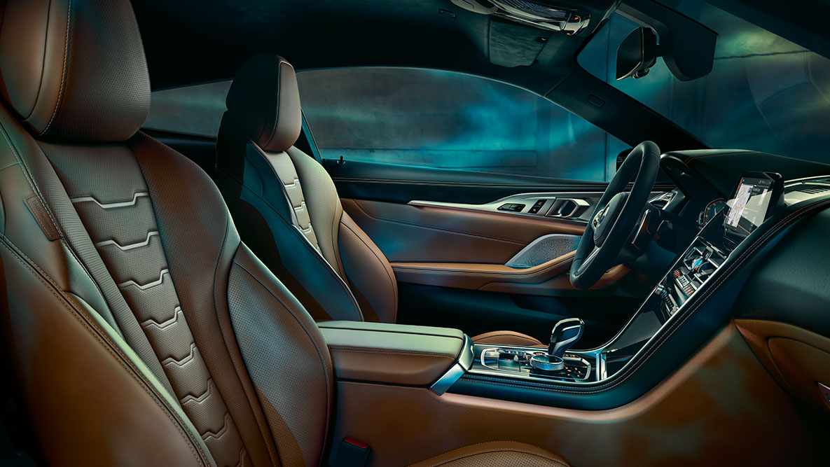 A BMW 8 Coupé belső tere. Egy BMW Individual felszereltséggel ellátott BMW 8 Coupé belső tere.