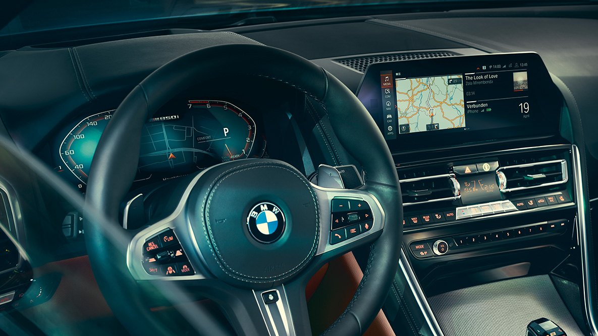 BMW 8 Coupé, műszerfal. Közeli felvétel a BMW 8 Coupé belső teréről, fókuszban a kormánykerékkel.