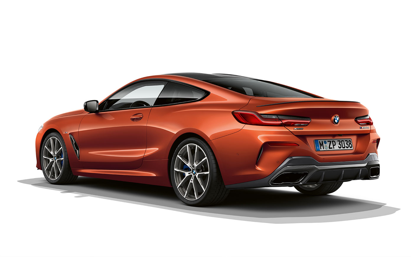 BMW 8 Coupé, Sunset narancs metál. Egy Sunset narancs metálfényezésű BMW 8 Coupé áll fehér háttér előtt.
