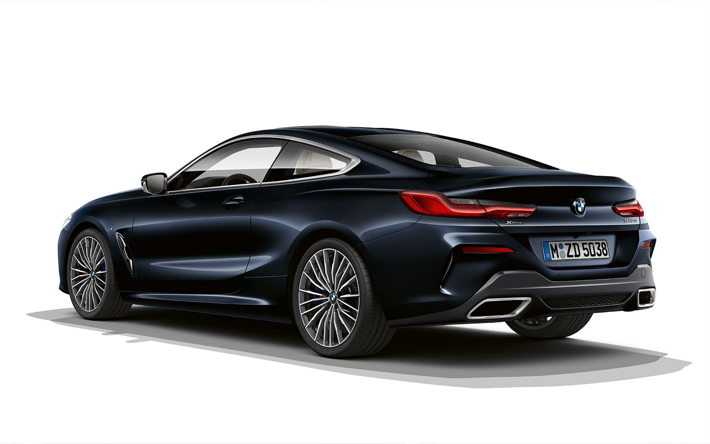BMW 8 Coupé, Karbonfekete metál. Egy Karbonfekete metálfényezésű BMW 8 Coupé áll fehér háttér előtt.