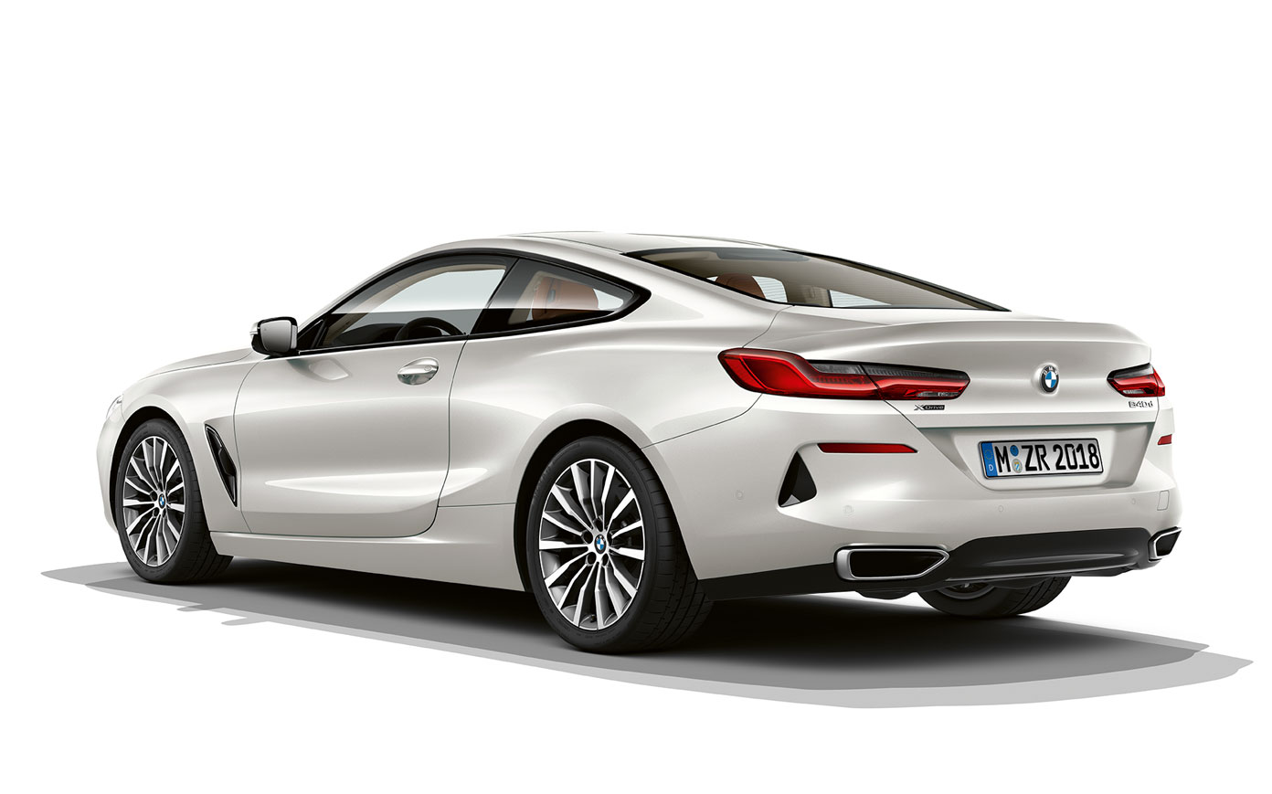 BMW 8 Coupé, Kristály fehér metál. Egy álló, Kristály fehér metálfényezésű BMW 8 Coupé fehér háttér előtt.