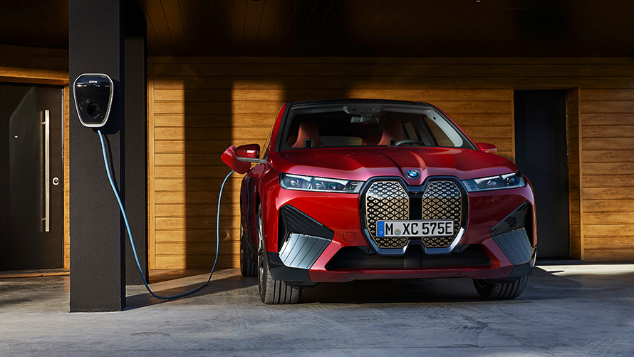 BMW iX, i20, elektromos SUV, BMW iX, xDrive50, töltés BMW iX, i20, 2021, elektromos SUV, BMW iX, xDrive50, Aventurin vörös, egy BMW Wallboxról töltött autó, töltés
