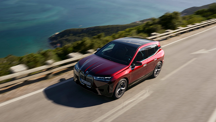BMW iX, i20, elektromos SUV, BMW iX, xDrive50, teljesítmény BMW iX, i20, 2021, elektromos SUV, BMW iX, xDrive50, Aventurin vörös, egy utcán haladó autó, teljesítmény