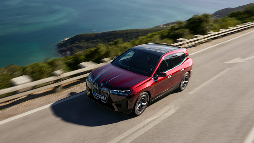 BMW iX, i20, elektromos SUV, BMW iX, xDrive50, teljesítmény BMW iX, i20, 2021, elektromos SUV, BMW iX, xDrive50, egy utcán haladó, Aventurin vörös autó, teljesítmény