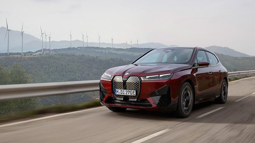 BMW iX xDrive50, i20, elektromos SUV, fenntarthatóság BMW iX xDrive50, i20, 2021, elektromos SUV, egy tengerparton haladó autó, fenntarthatóság