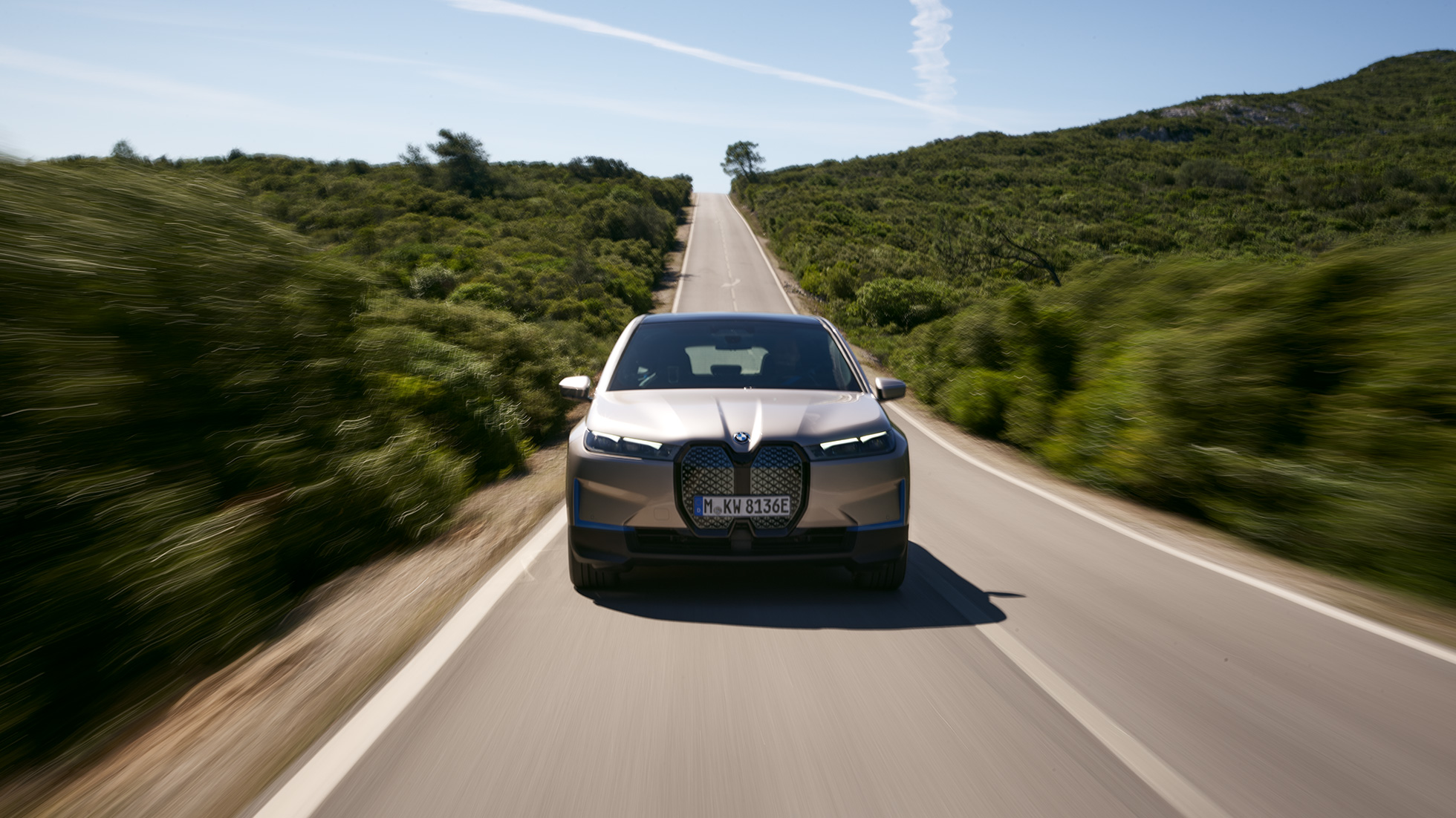 BMW iX, egy úton haladó autó elölnézetből BMW iX, Kashmir ezüst, i20, egy úton haladó autó elölnézetből