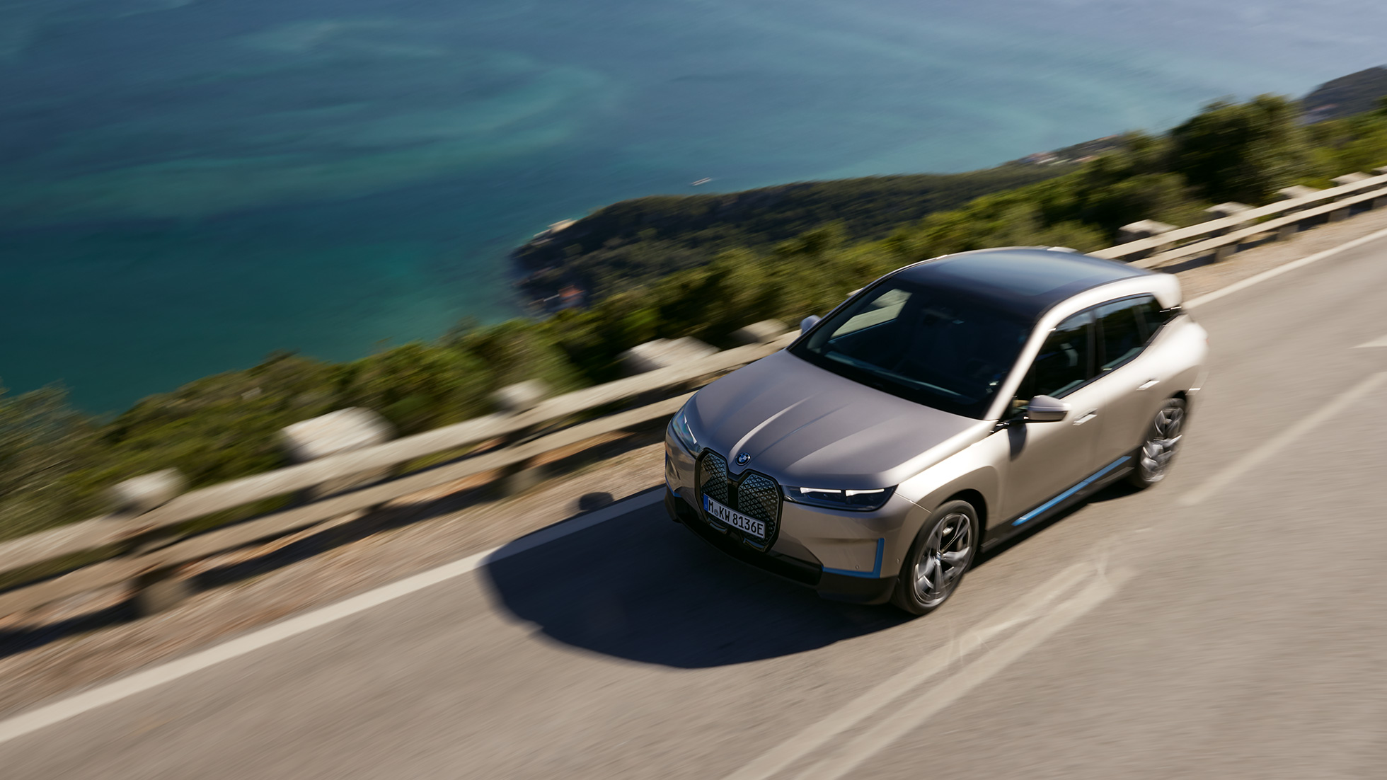 BMW iX, egy úton haladó autó felülről BMW iX, Kashmir ezüst, i20, egy úton haladó autó felülről