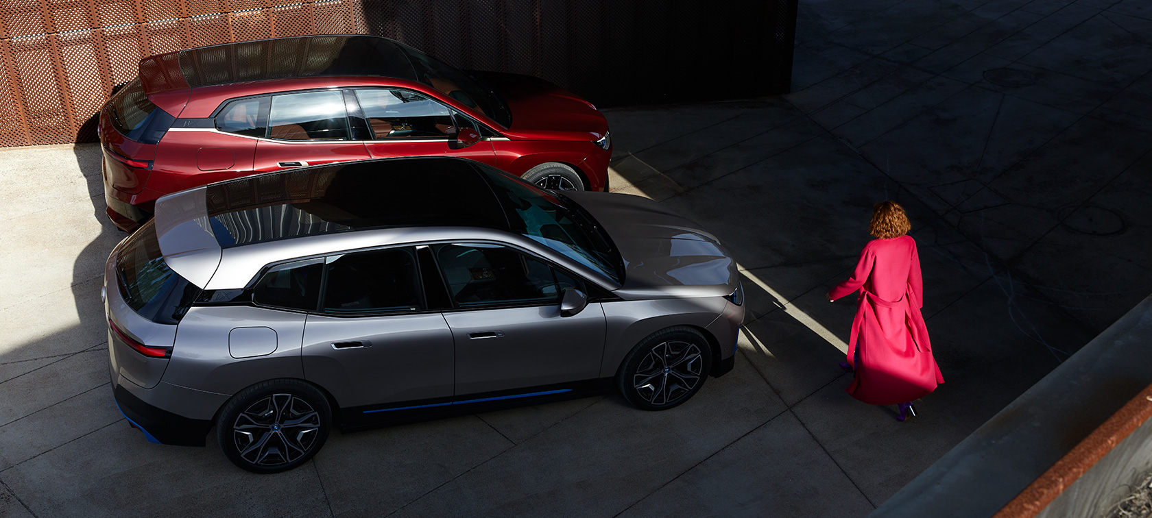 BMW iX, egy modell társaságában látható autó felülről BMW iX, Aventurin vörös és Kashmir ezüst, i20, egy modell társaságában látható autó felülről