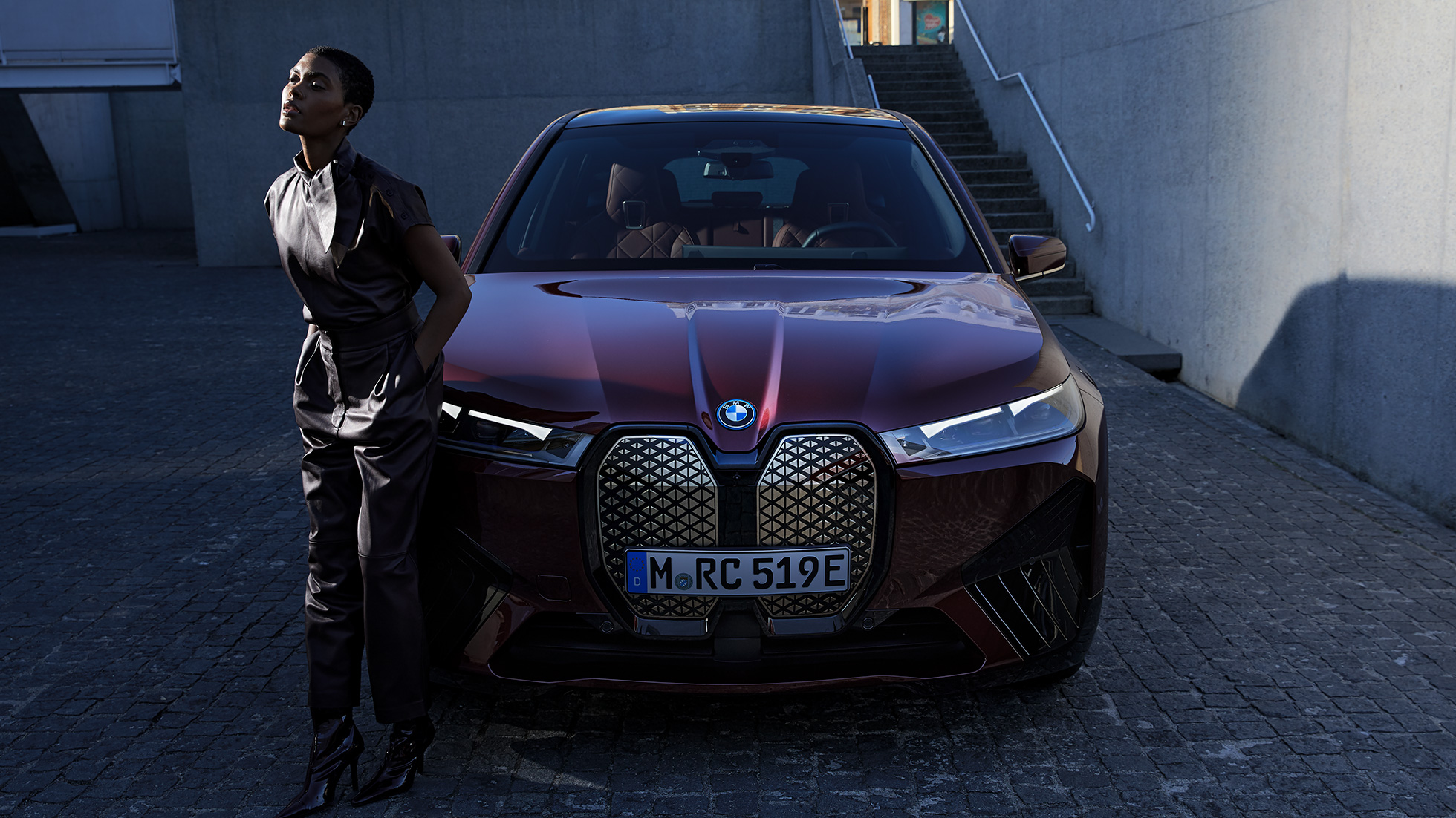 BMW iX, elölnézet egy modellel BMW iX, Aventurin vörös, i20, elölnézet egy modellel