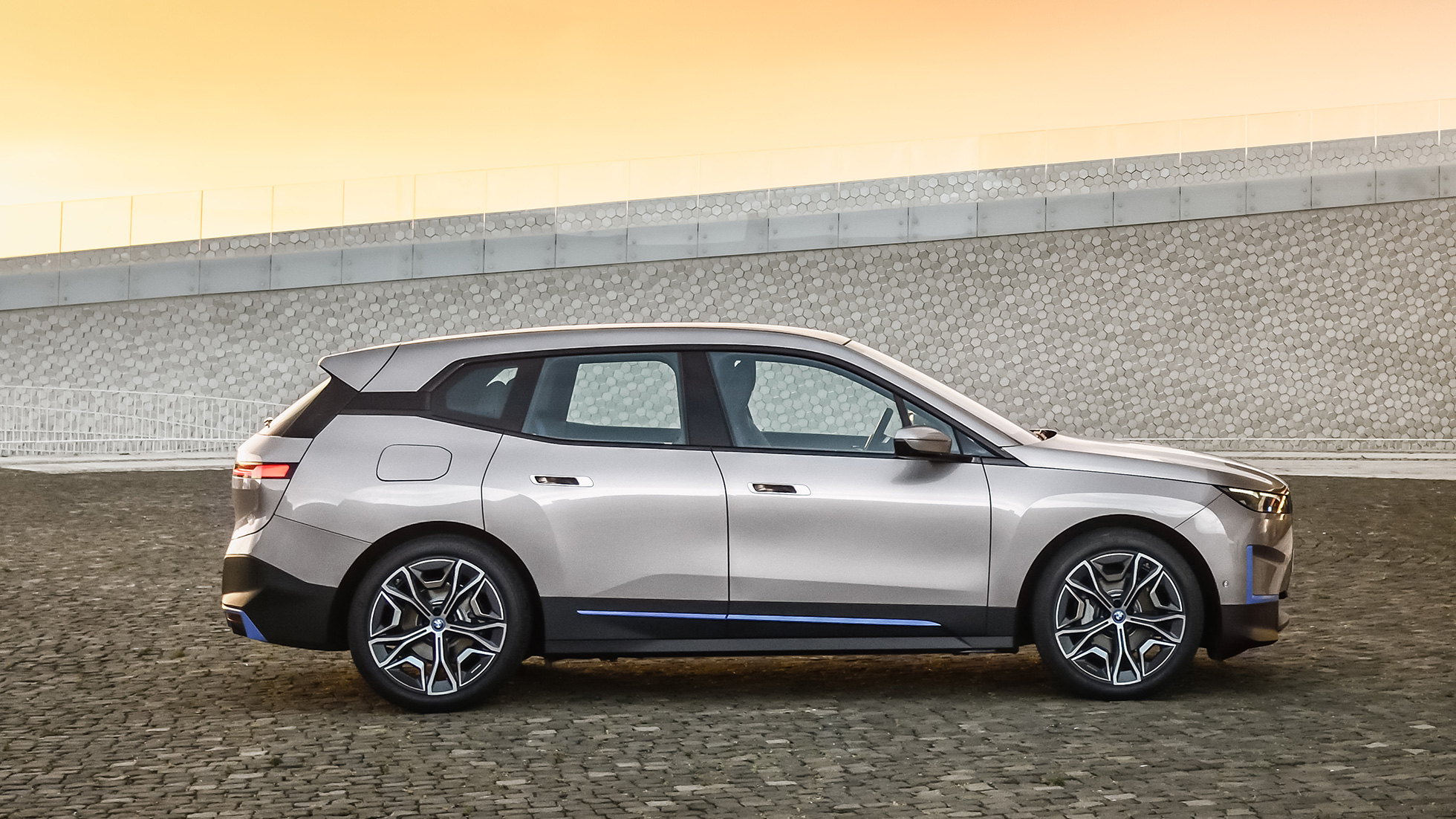 BMW iX, egy álló autó oldalnézetből BMW iX, Kashmir ezüst, i20, egy álló autó oldalnézetből