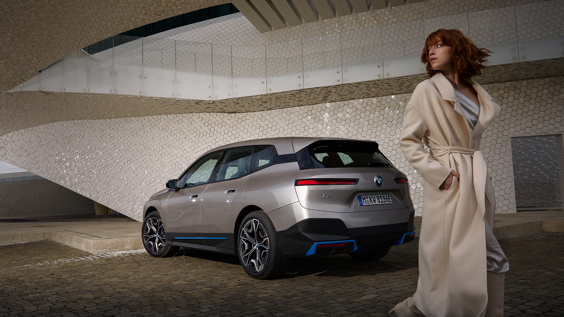 BMW iX, egy álló autó rézsútos hátulnézetből BMW iX, i20, Kashmir ezüst, egy álló autó rézsútos hátulnézetből