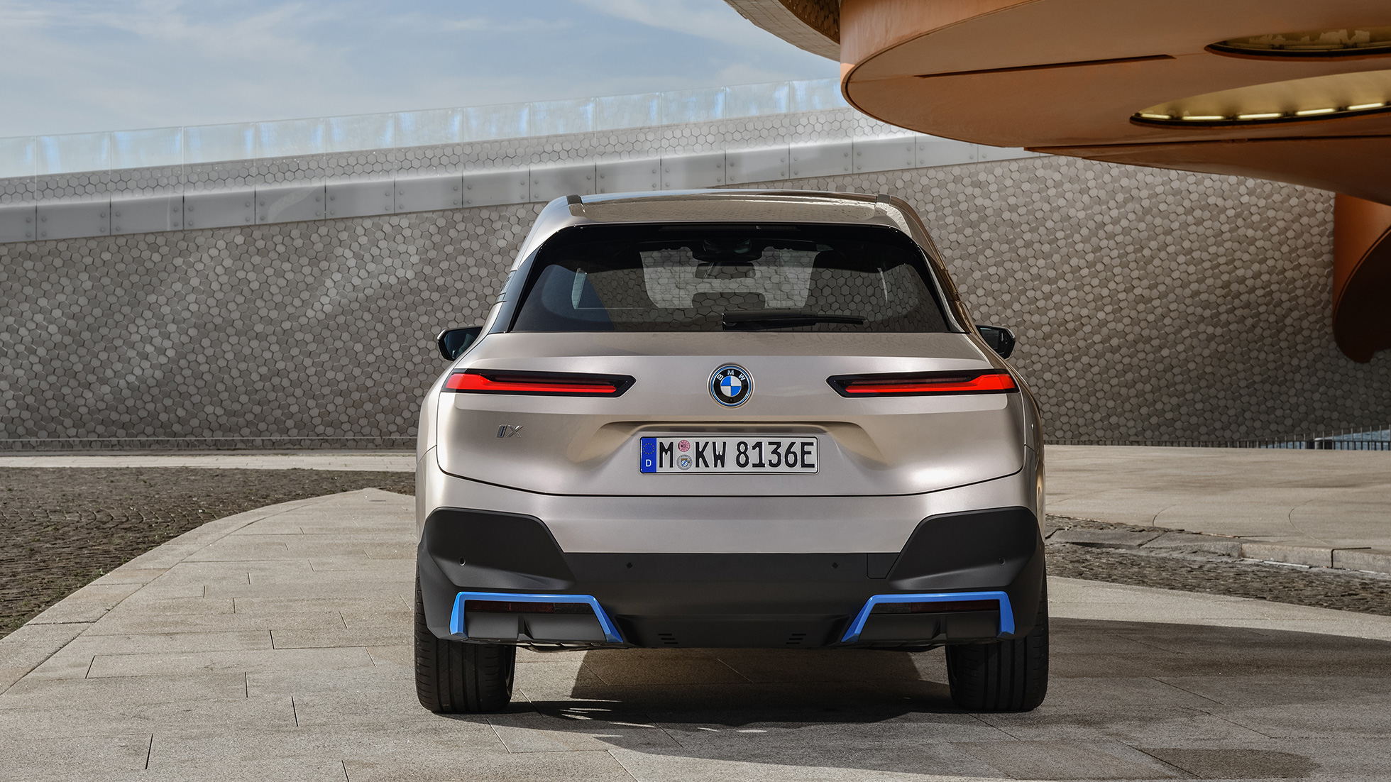 BMW iX, egy álló autó hátulnézetből BMW iX, Kashmir ezüst, i20, egy álló autó hátulnézetből