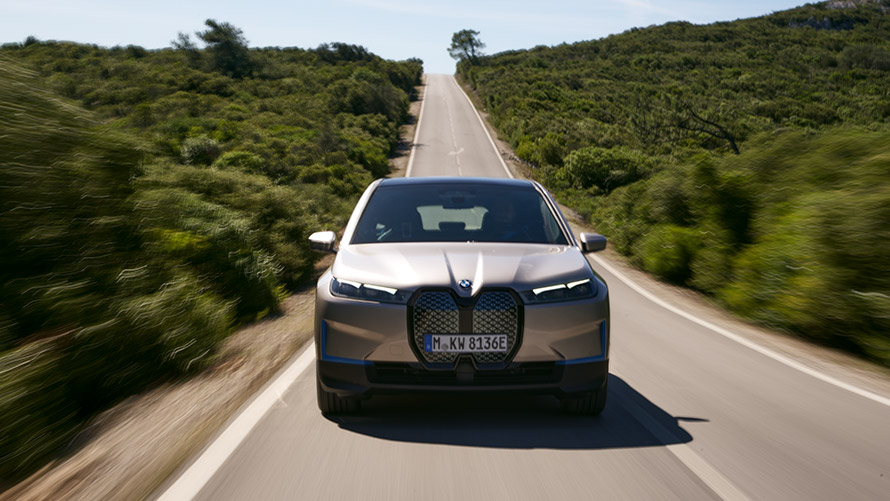 BMW iX, egy úton haladó elölnézetből BMW iX, Kashmir ezüst, i20, egy úton haladó autó elölnézetből