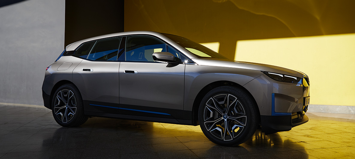 BMW iX, egy álló autó rézsútos oldalnézetből BMW iX, Kashmir ezüst, i20, egy álló autó rézsútos oldalnézetből